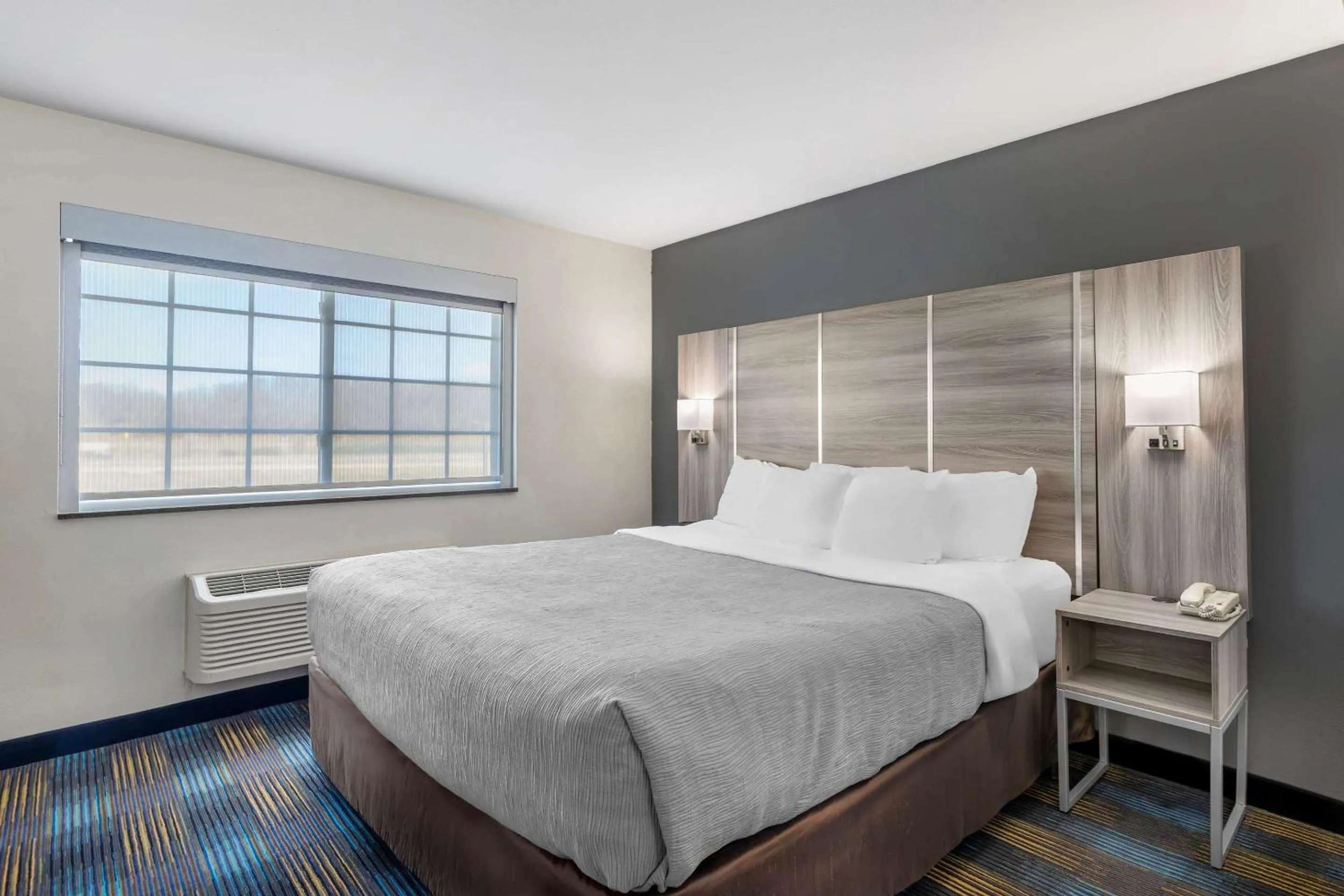 Bedroom, Bed in Quality Inn & Suites Fort Madison near Hwy 61