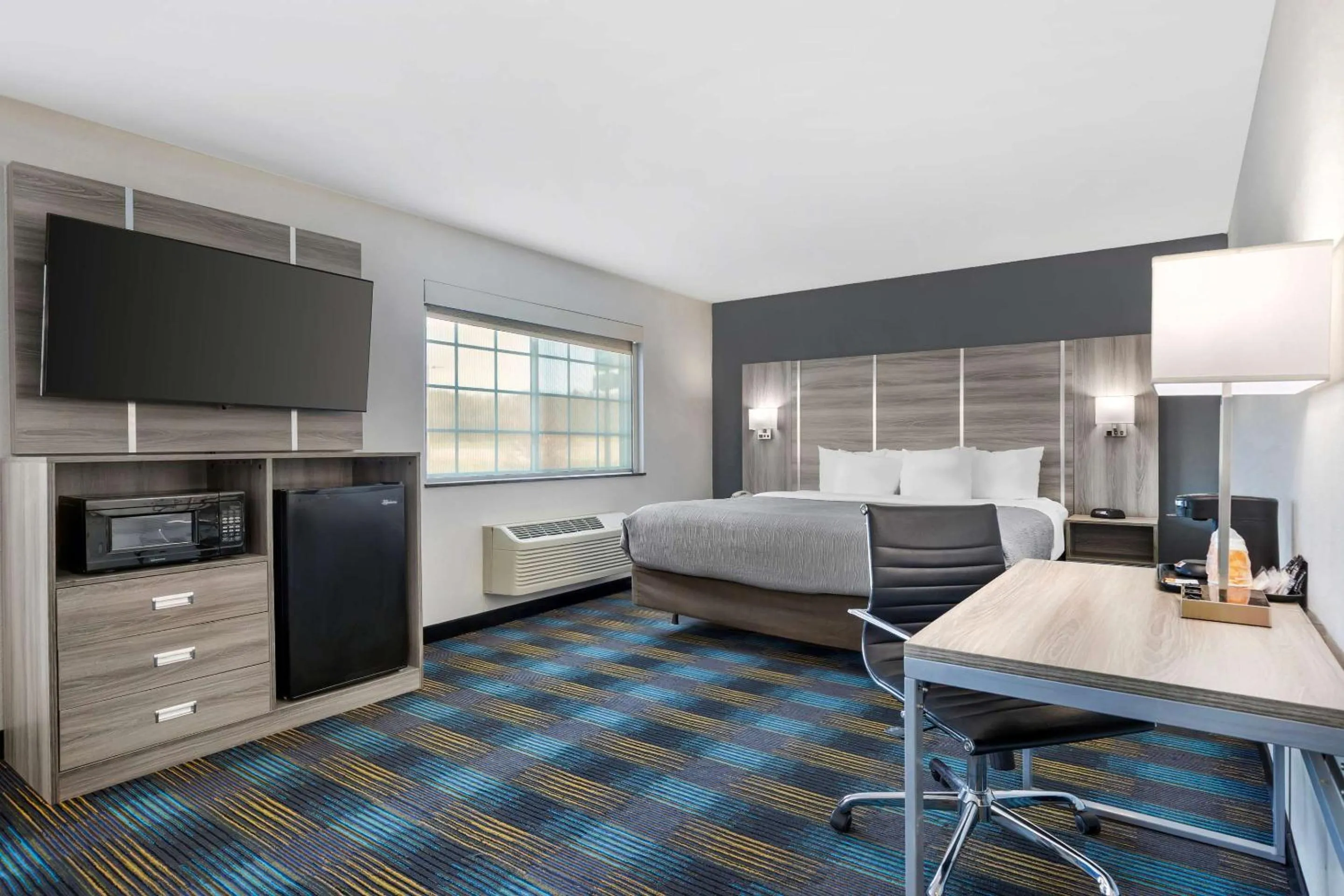 Bedroom, Bed in Quality Inn & Suites Fort Madison near Hwy 61