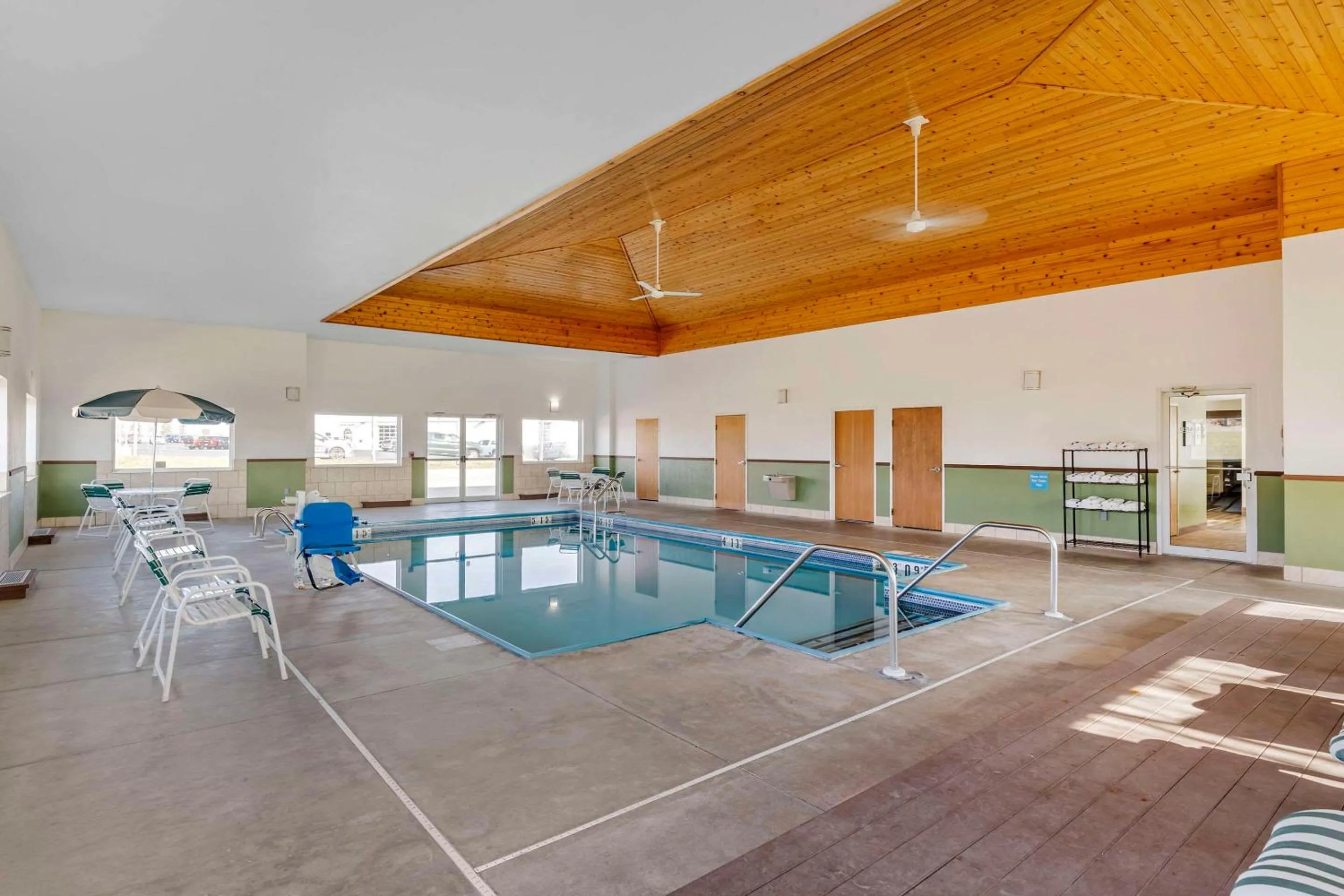 Swimming pool in Sleep Inn & Suites Charles City