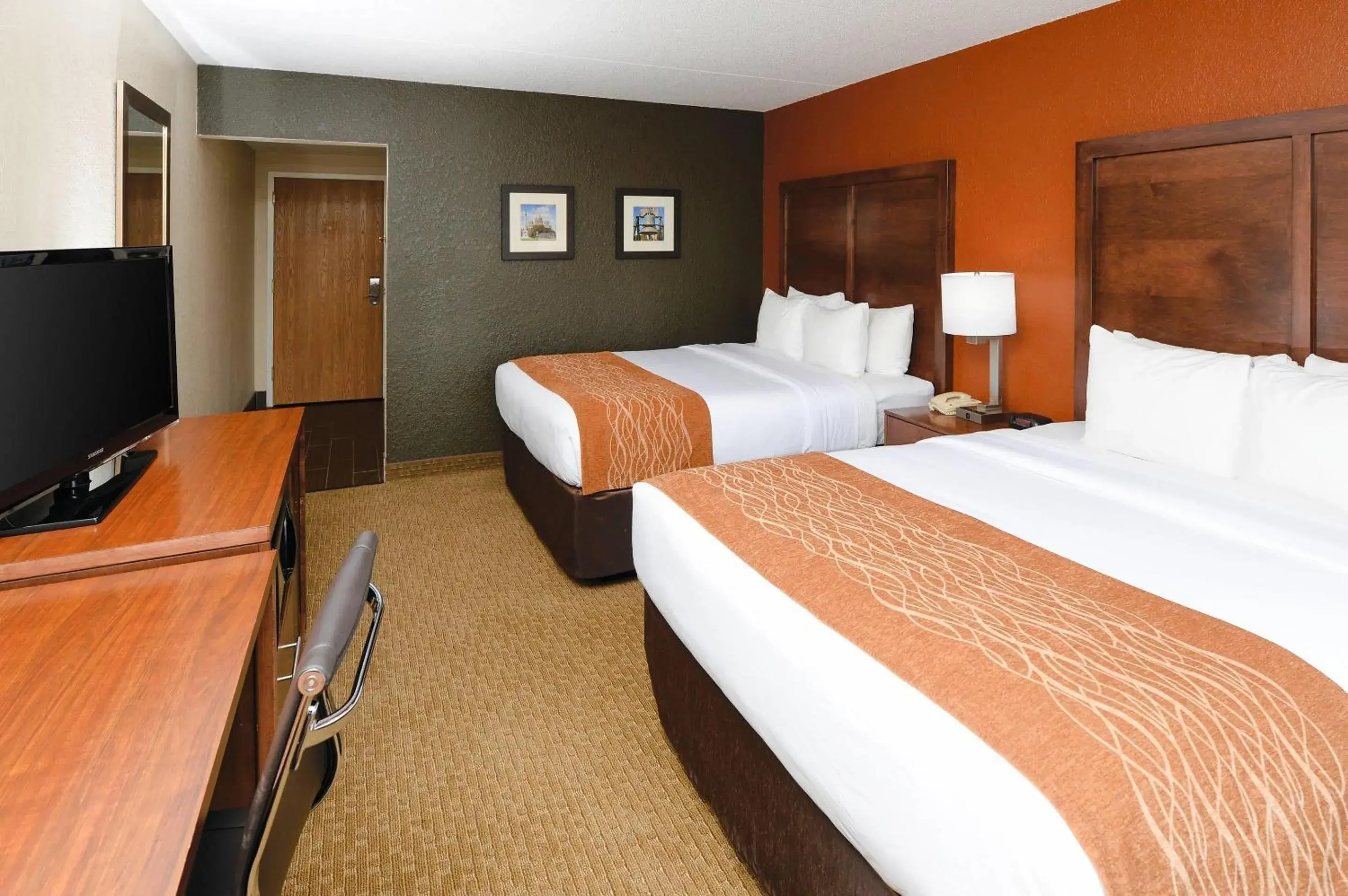 Queen Room with Two Queen Beds in Comfort Inn & Suites Event Center Queen Room with Two Queen Beds in Comfort Inn & Suites Event Center