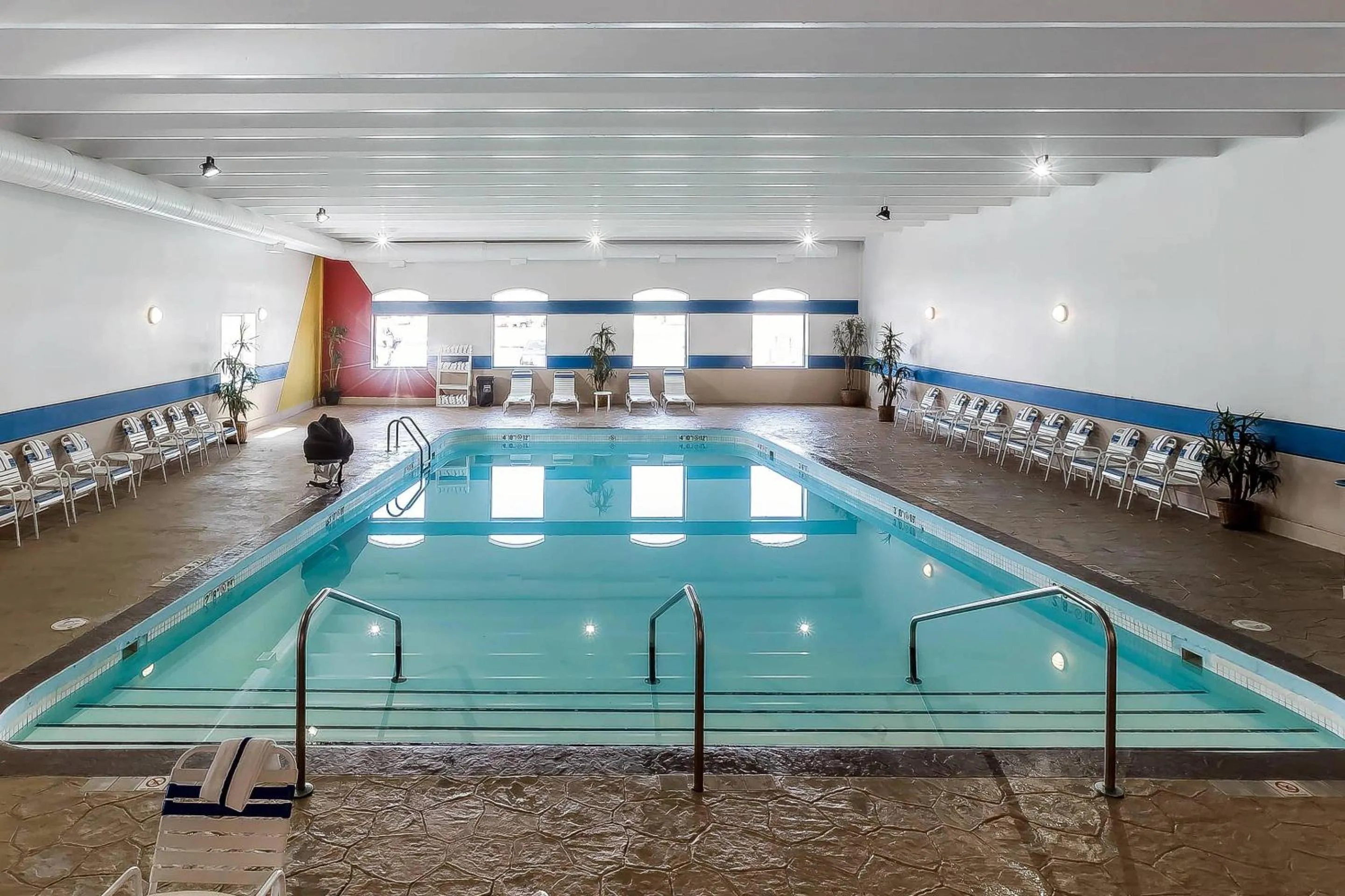 Swimming pool in Comfort Inn & Suites Event Center
