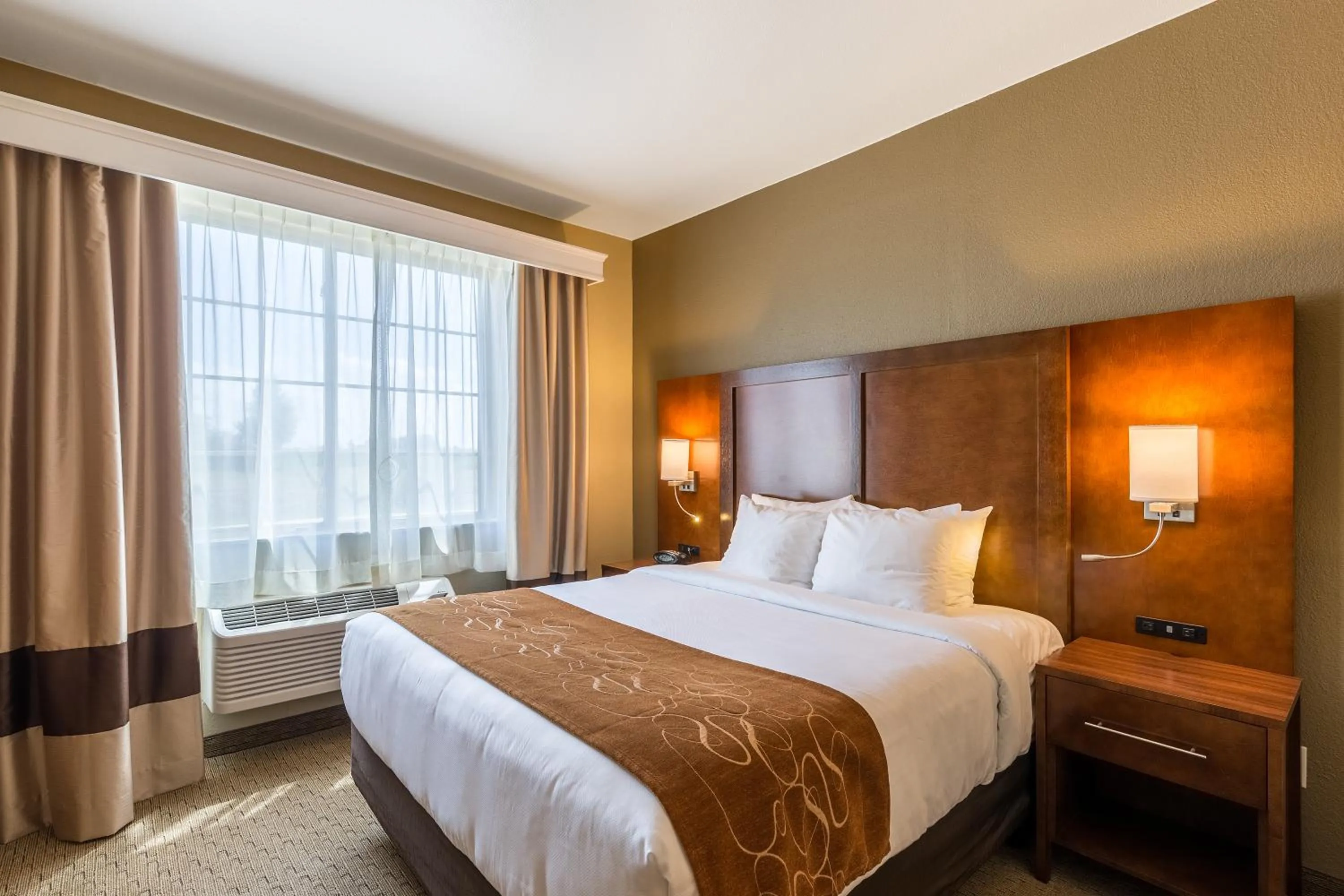 Bedroom, Bed in Comfort Suites Burlington