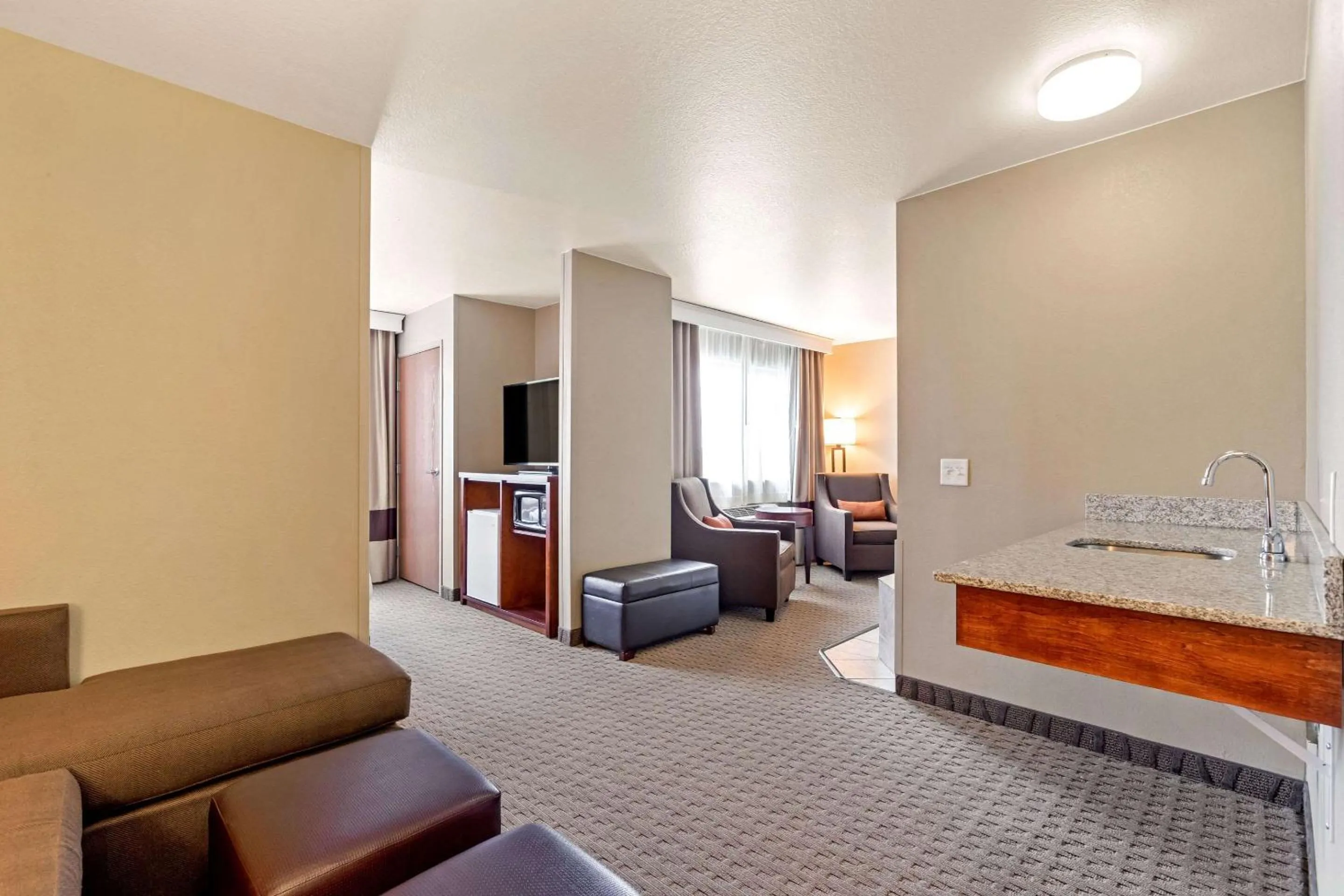 Photo of the whole room in Comfort Suites Burlington