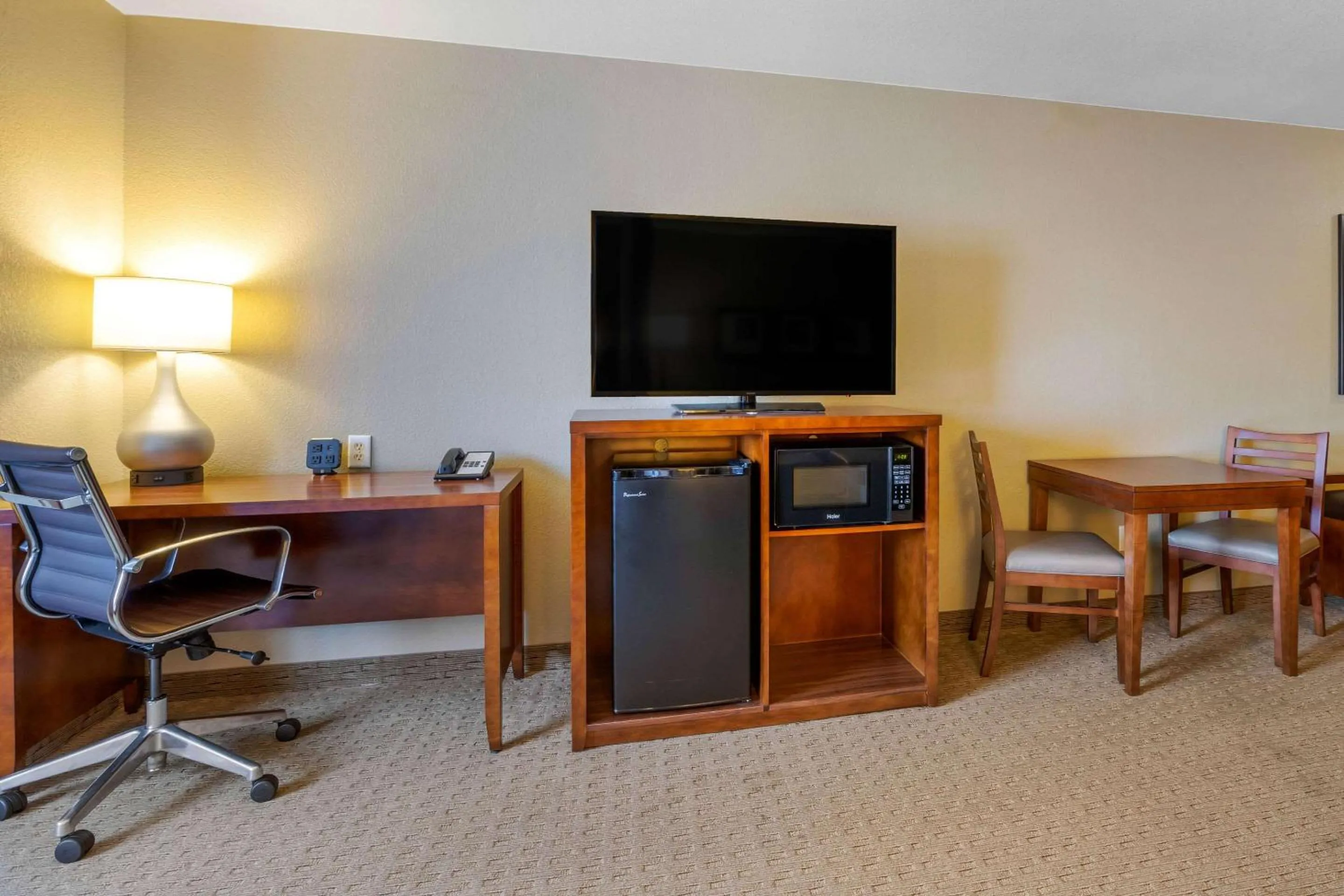 Photo of the whole room in Comfort Suites Burlington