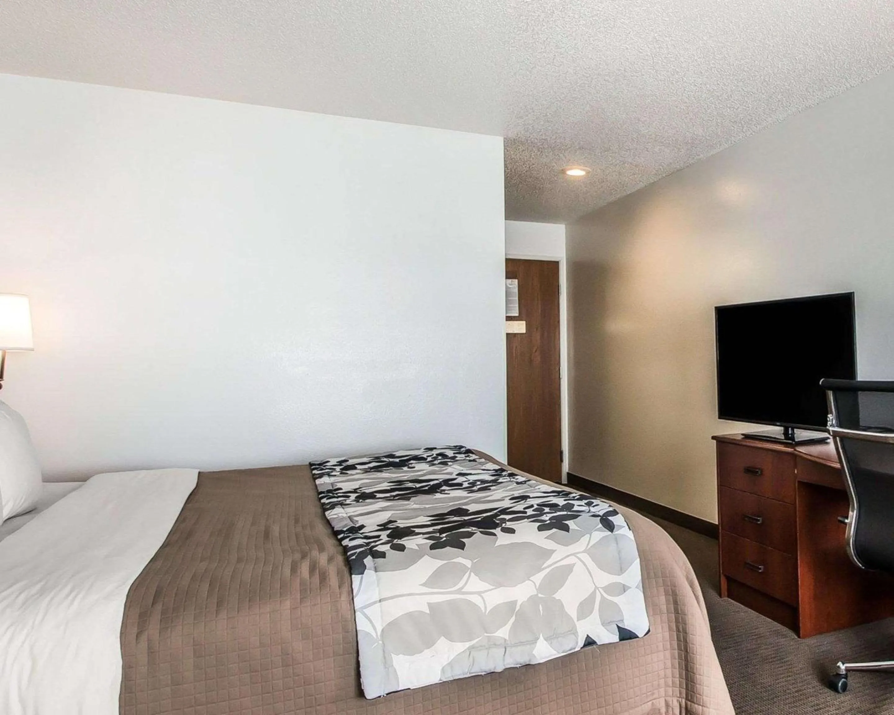 Photo of the whole room, Bed in Sleep Inn & Suites Mount Vernon