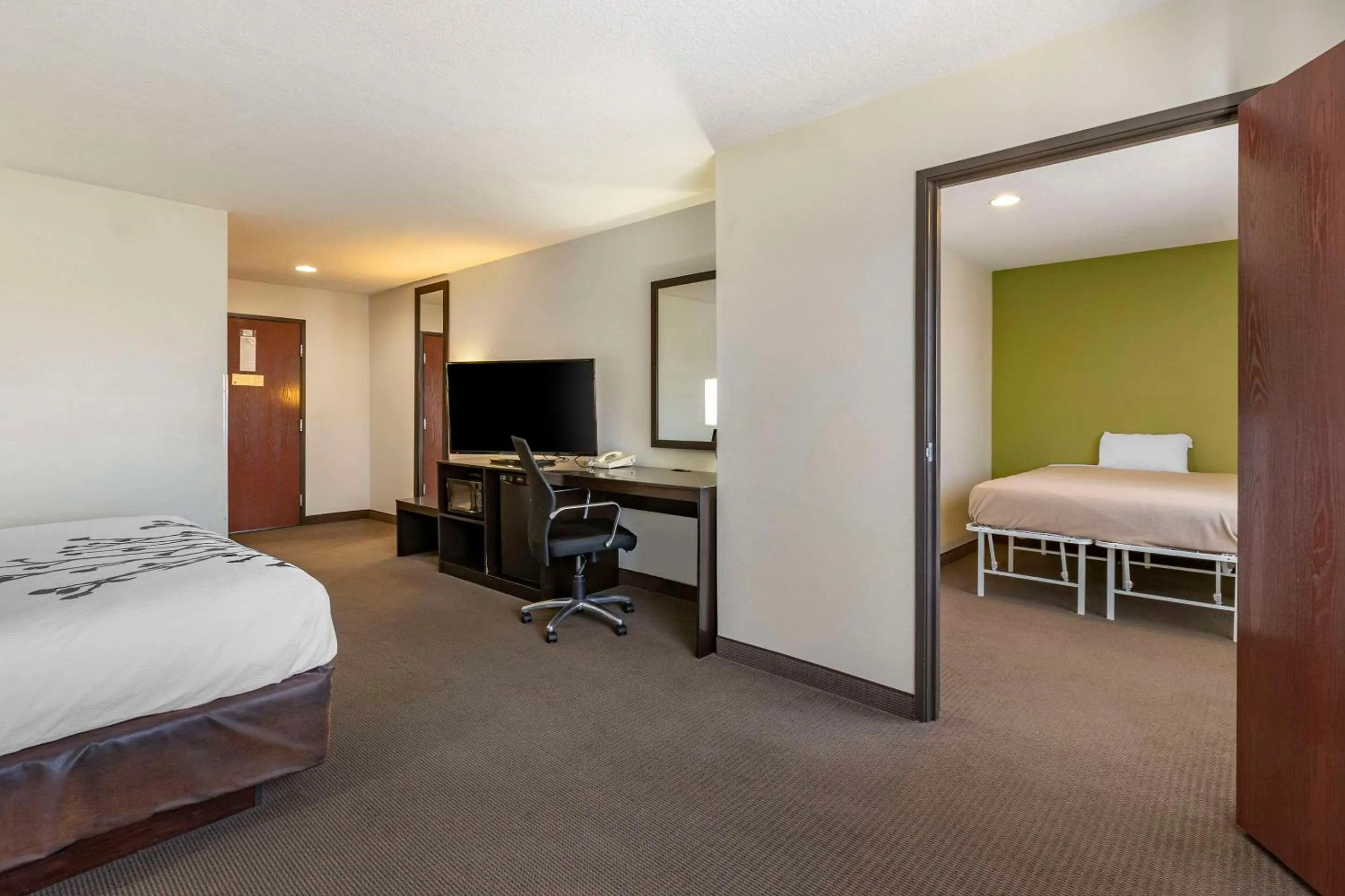 Bedroom, Bed in Sleep Inn & Suites Pleasant Hill - Des Moines