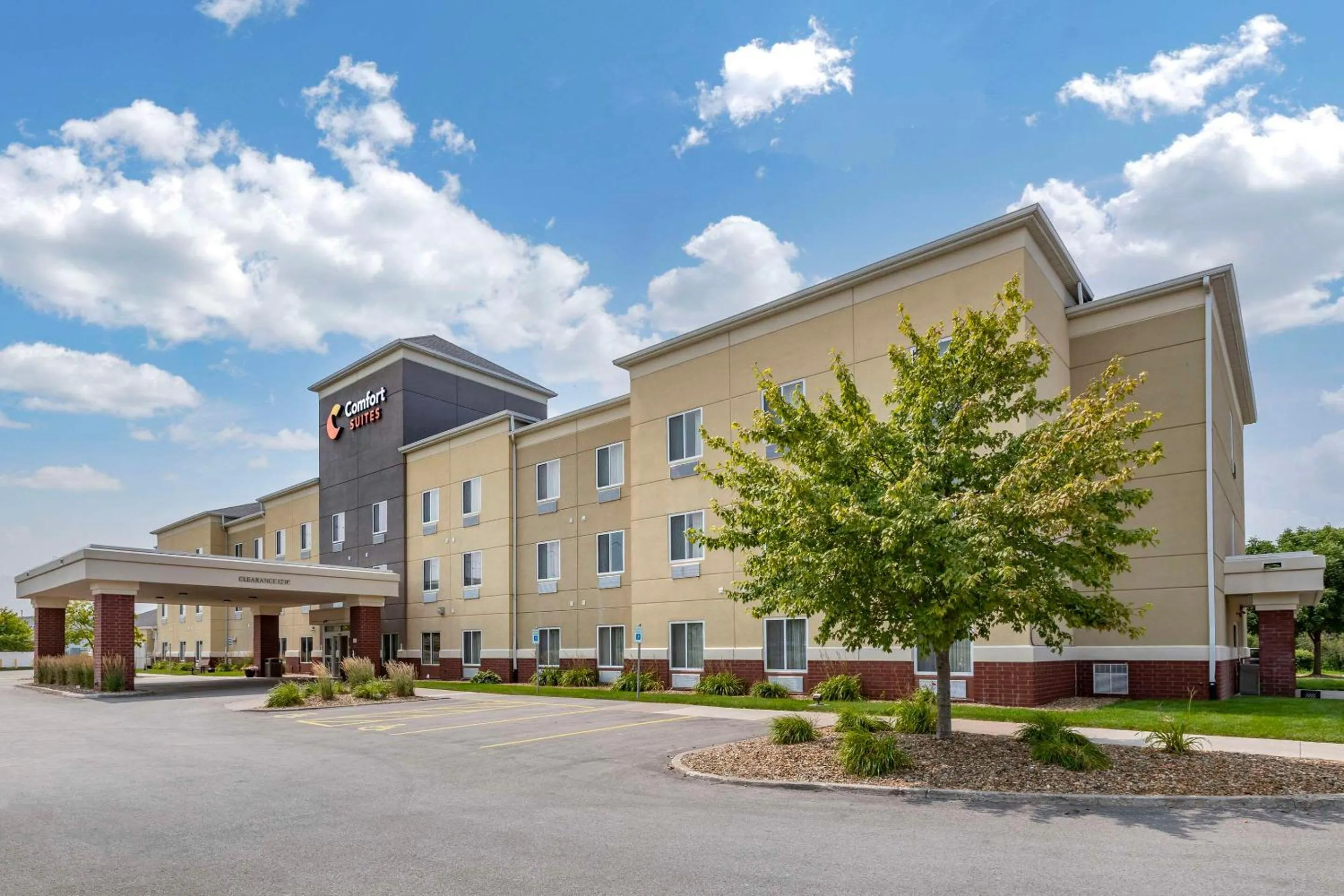 Property building in Comfort Suites Coralville I-80