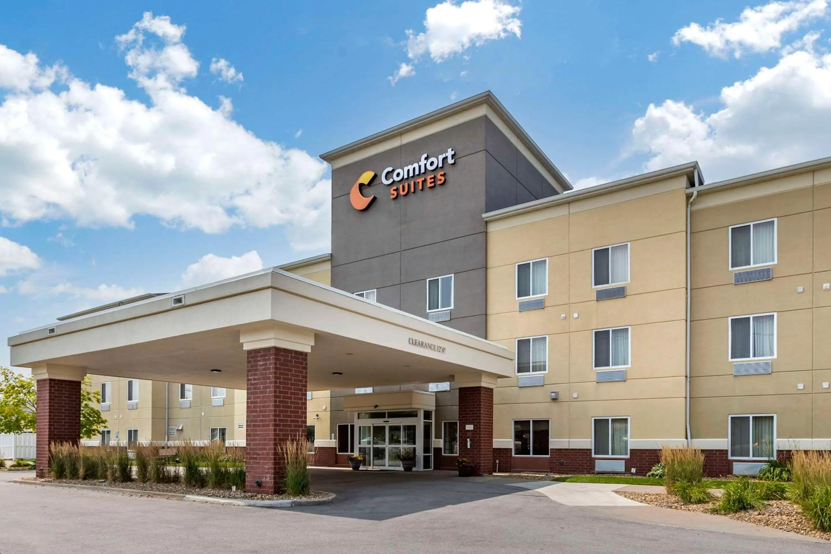 Property building in Comfort Suites Coralville I-80