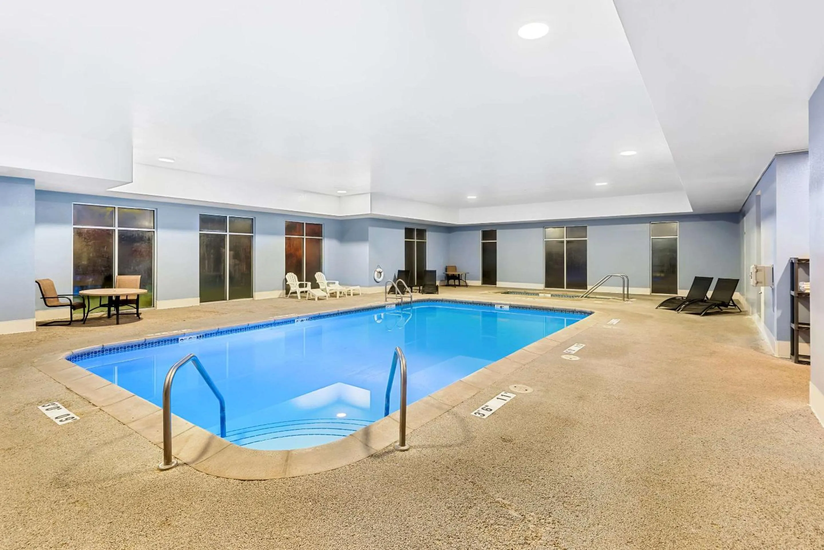 Swimming pool in Quality Inn Fort Dodge