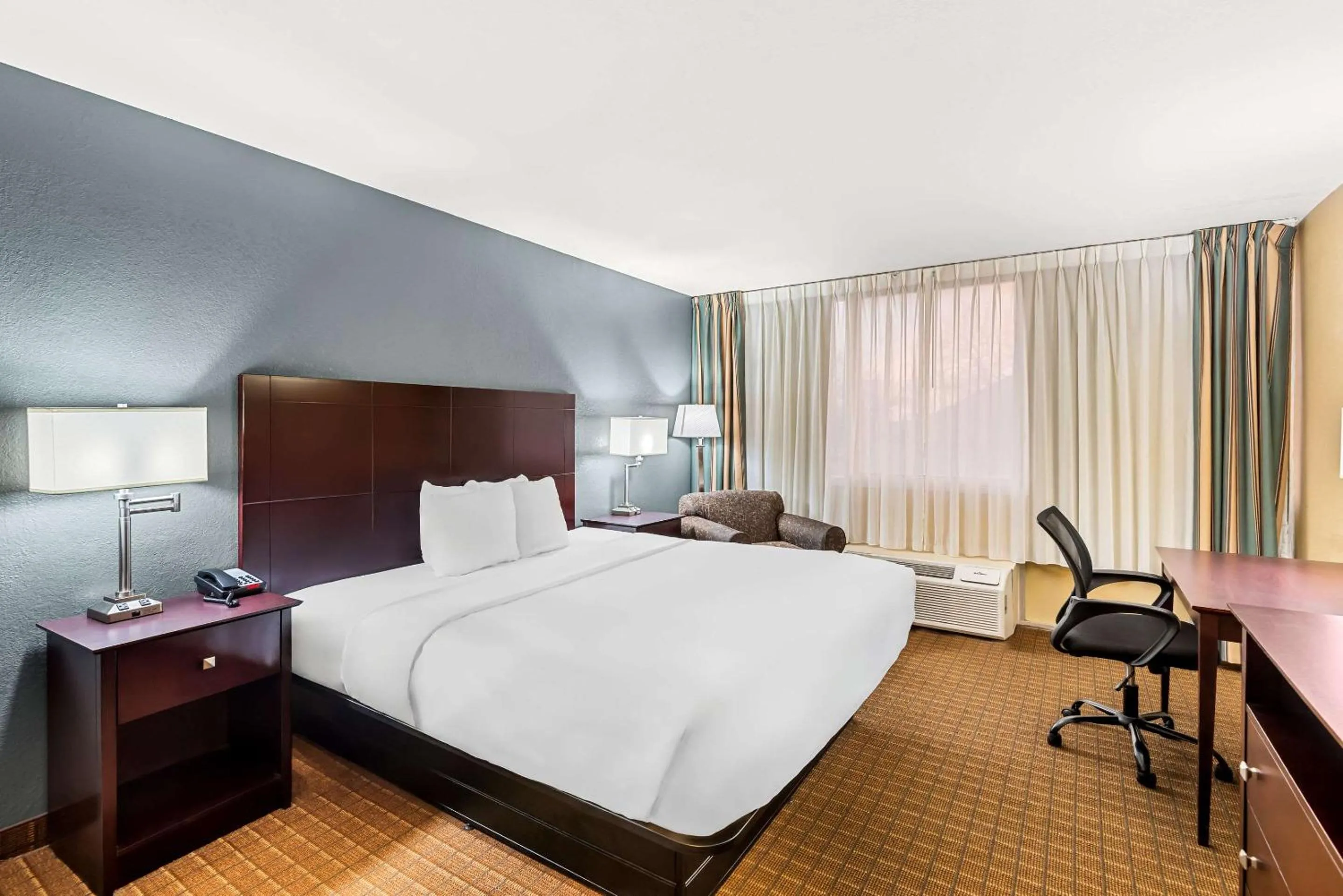 Bedroom, Bed in Quality Inn Fort Dodge