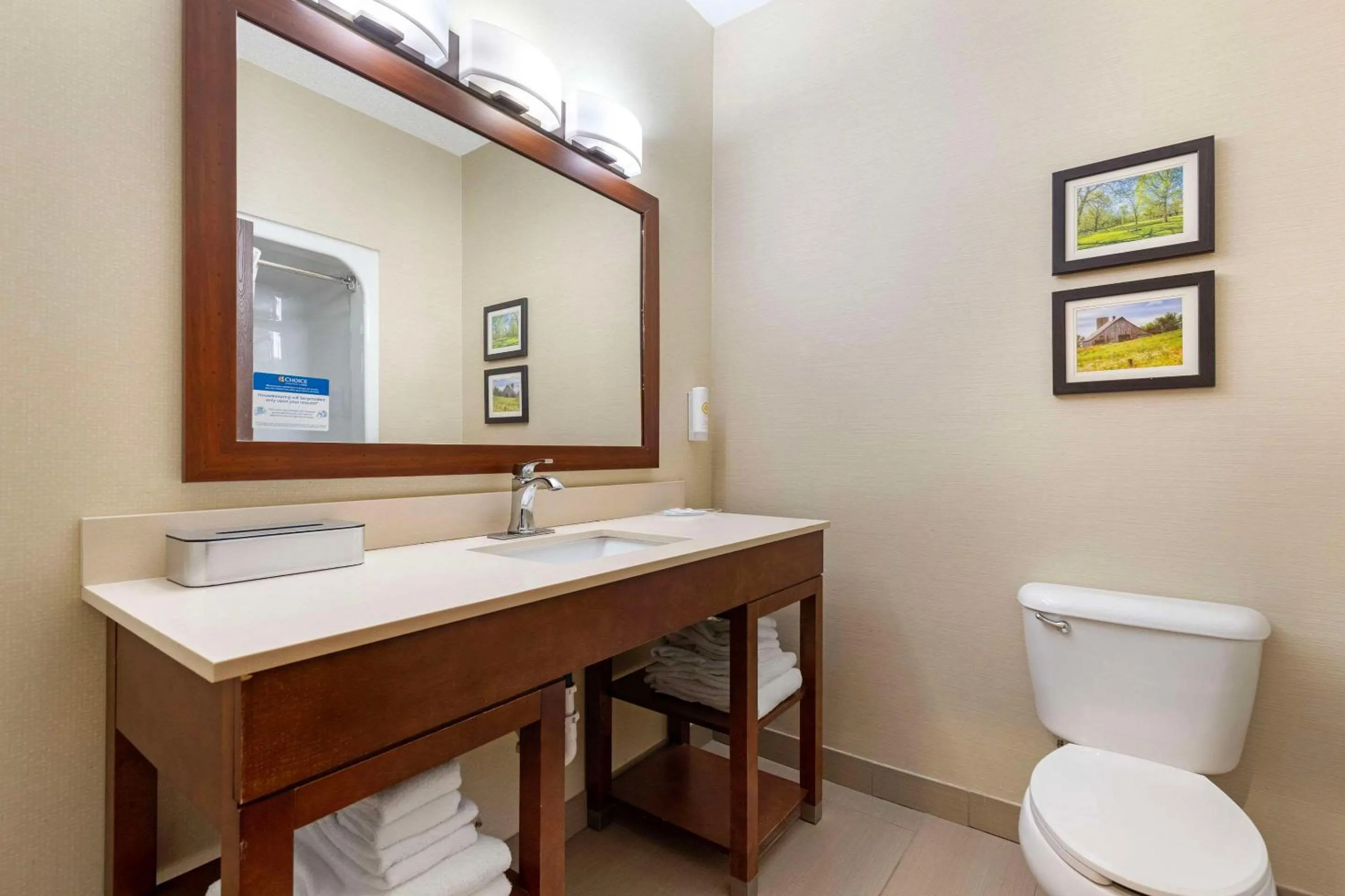 Bedroom in Comfort Suites Cedar Falls Industrial Park