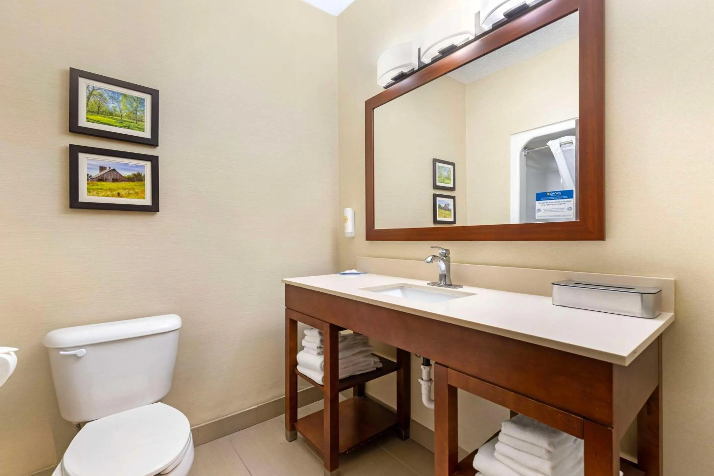 Bedroom in Comfort Suites Cedar Falls Industrial Park