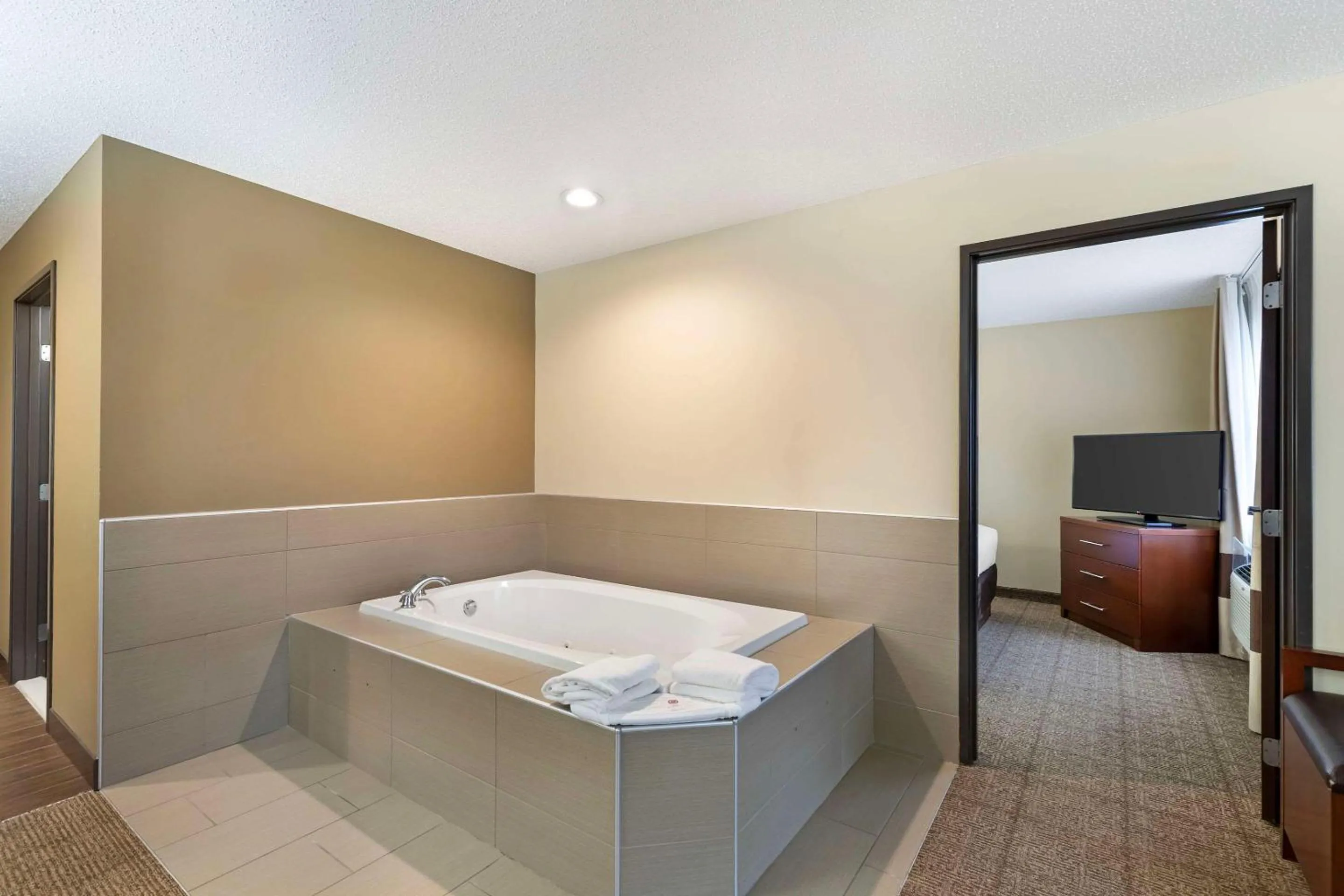 Bedroom, Bed in Comfort Suites Cedar Falls Industrial Park