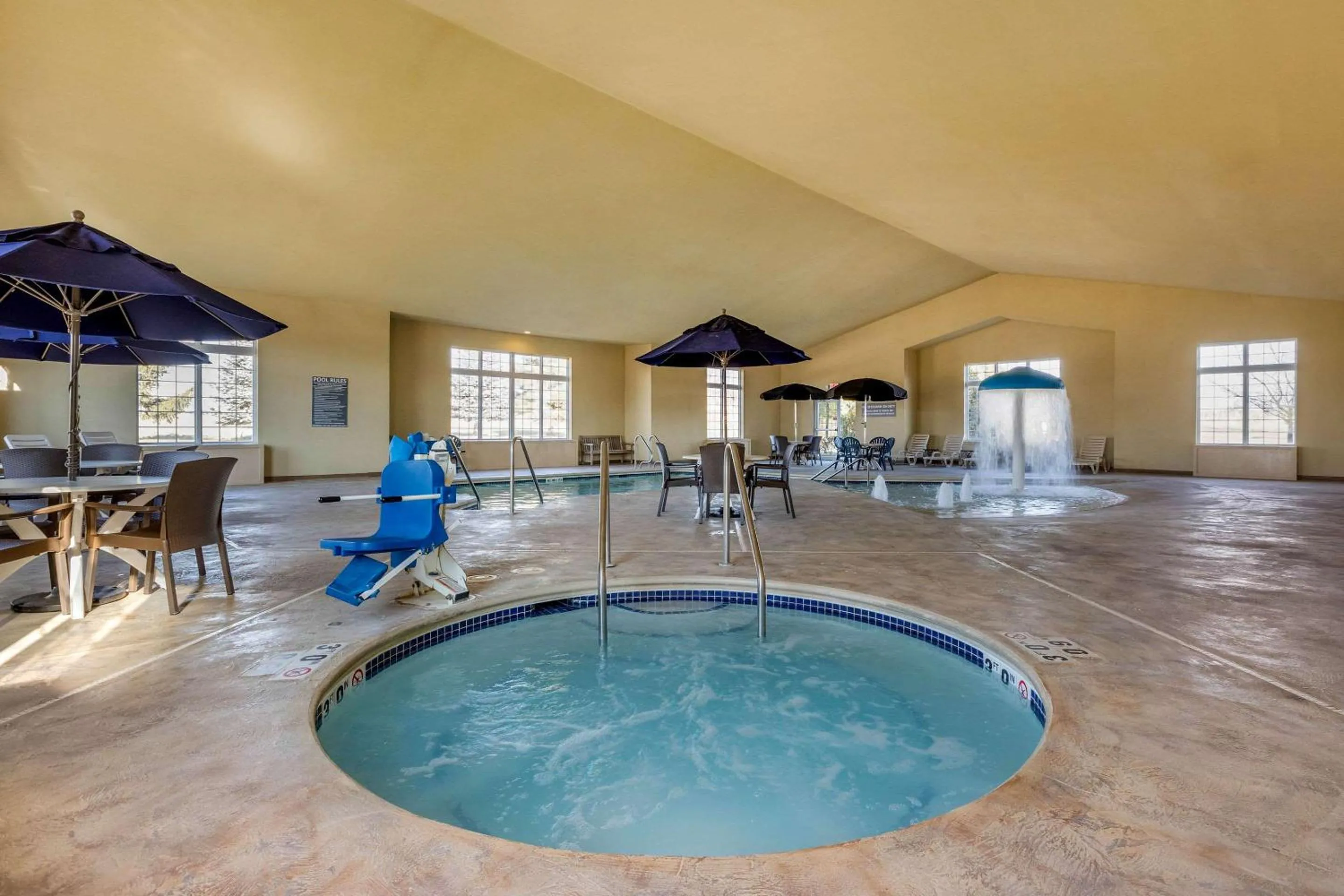 Swimming pool in Comfort Suites Cedar Falls Industrial Park