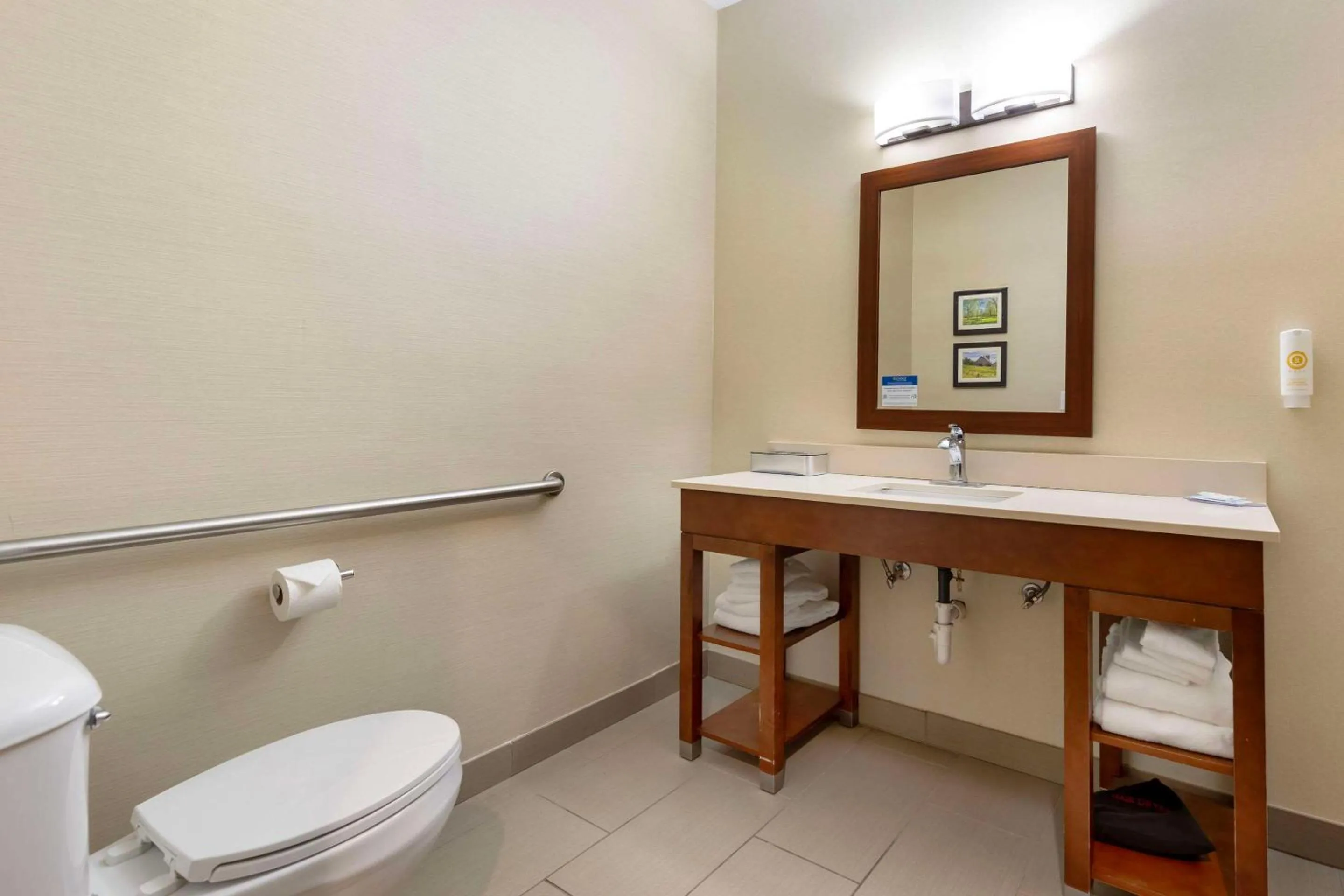 Bedroom in Comfort Suites Cedar Falls Industrial Park