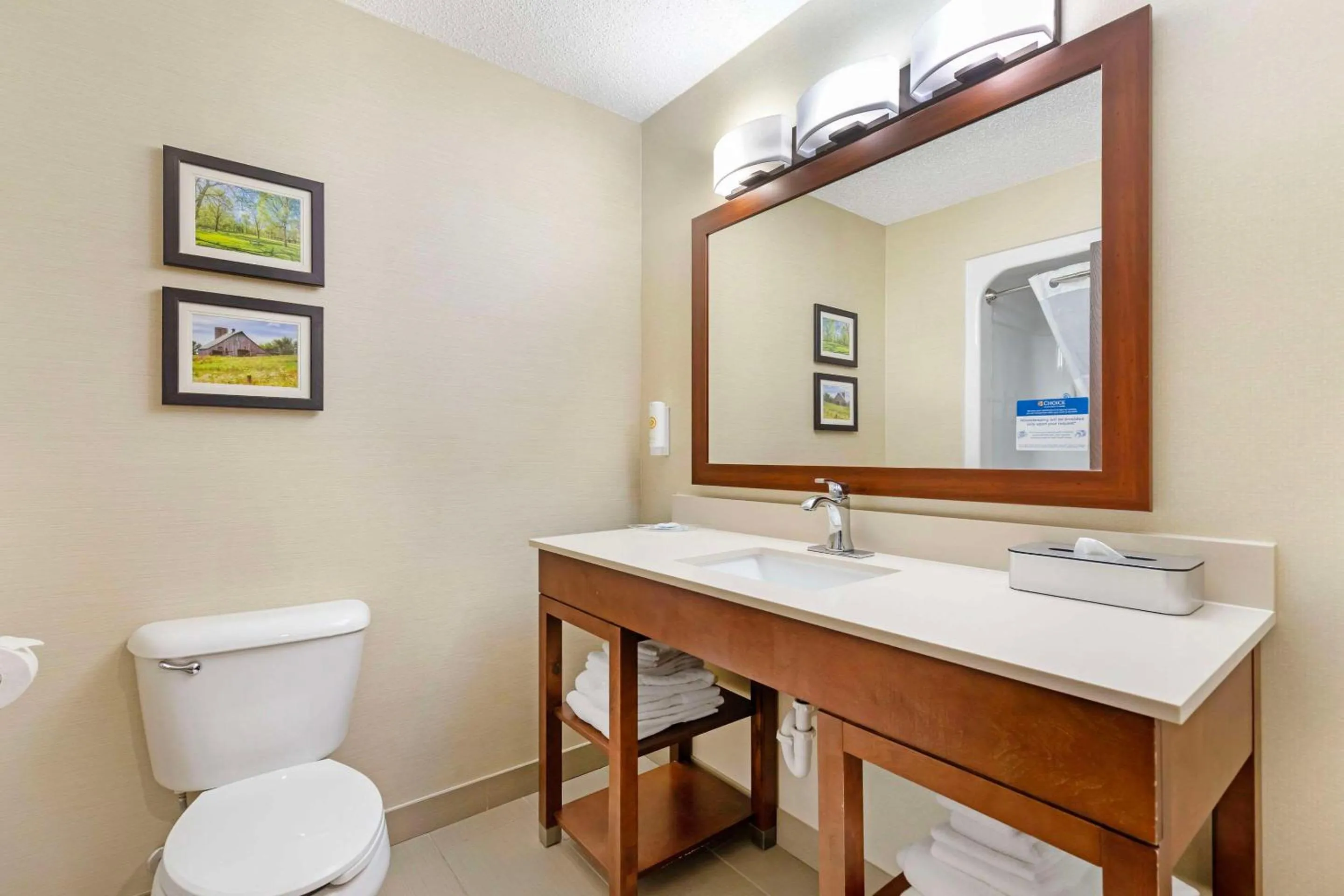 Bedroom in Comfort Suites Cedar Falls Industrial Park