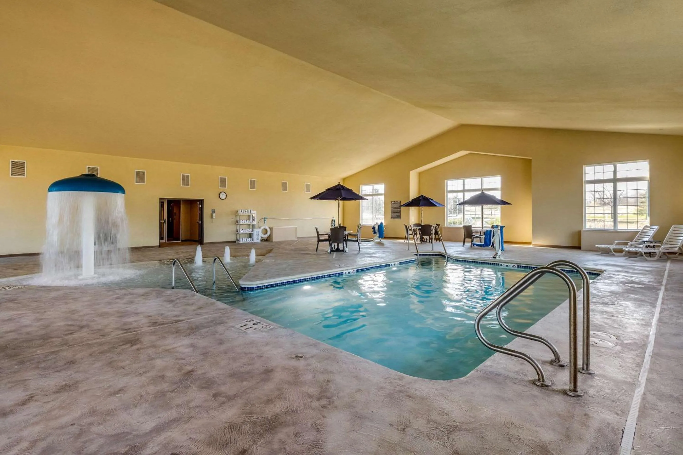 Swimming pool in Comfort Suites Cedar Falls Industrial Park