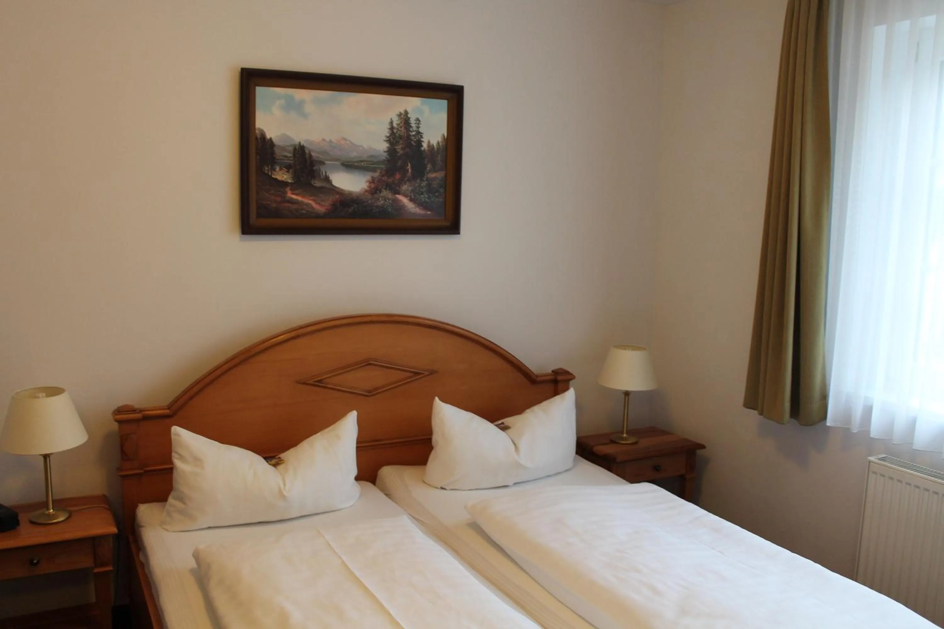 Photo of the whole room, Bed in Fürstenhof Wernigerode Garni