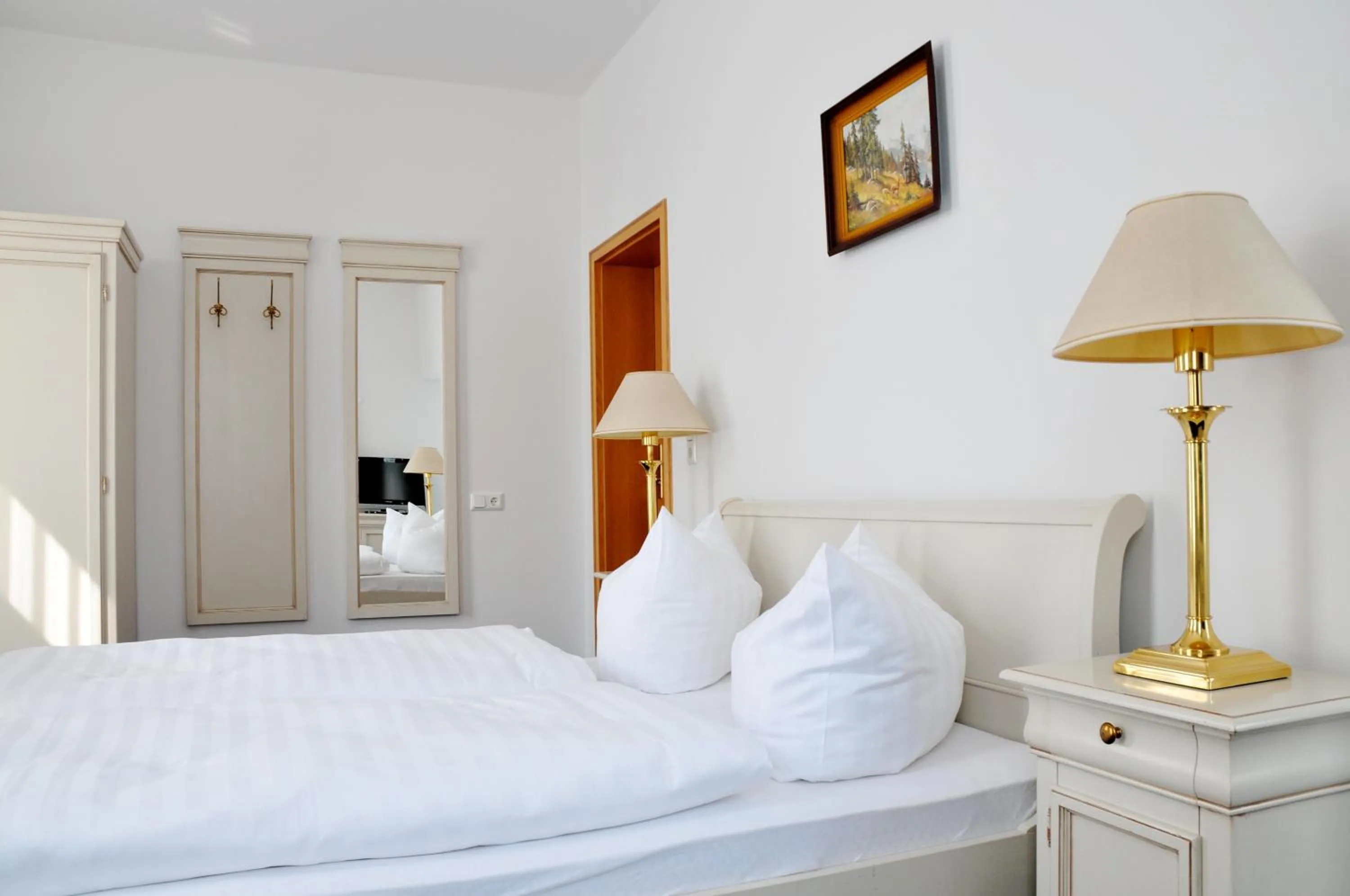 Photo of the whole room, Bed in Fürstenhof Wernigerode Garni