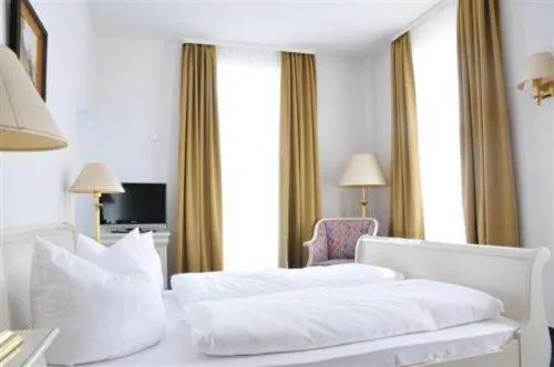 Photo of the whole room, Bed in Fürstenhof Wernigerode Garni