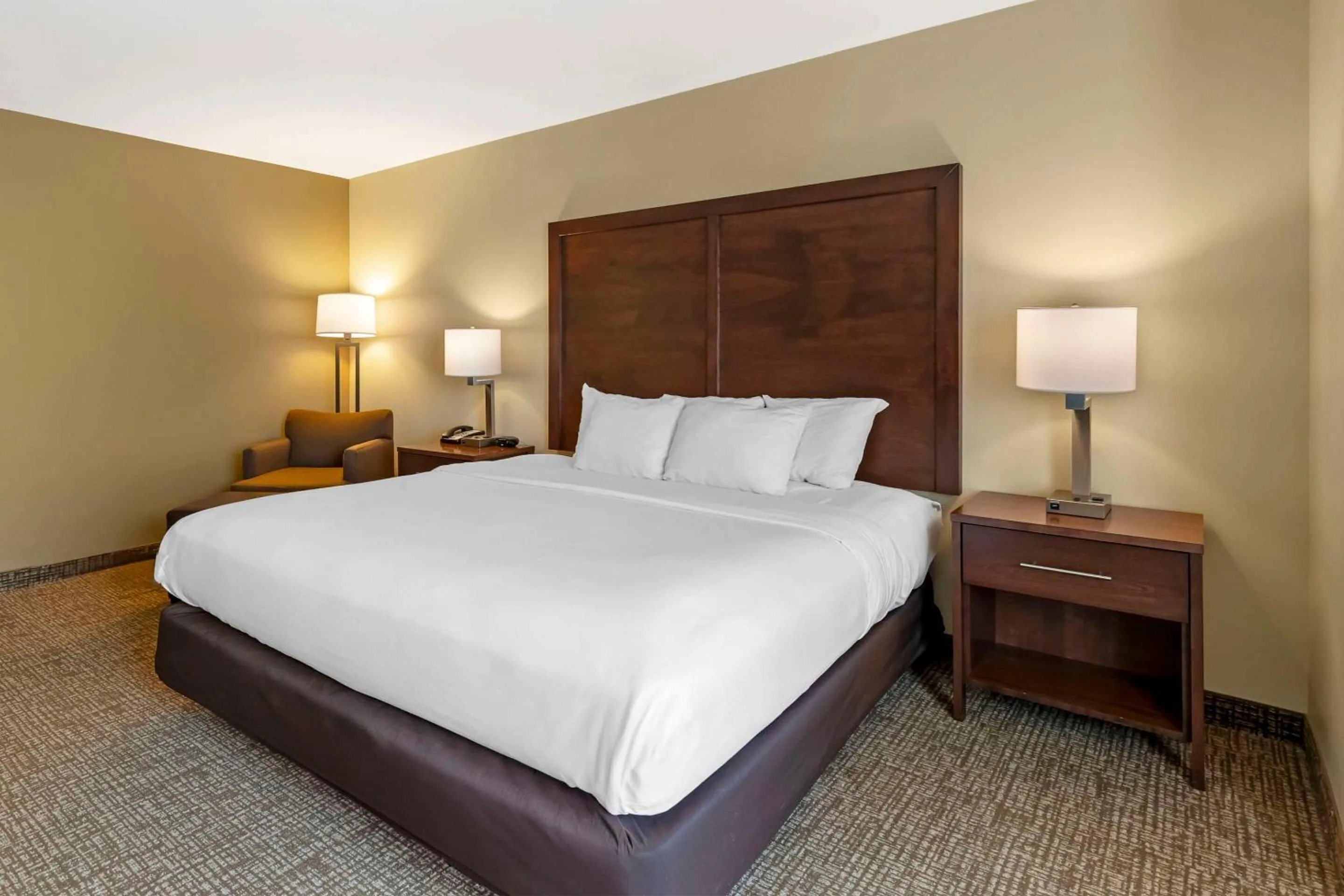 Bedroom, Bed in Comfort Inn & Suites Grinnell near I-80
