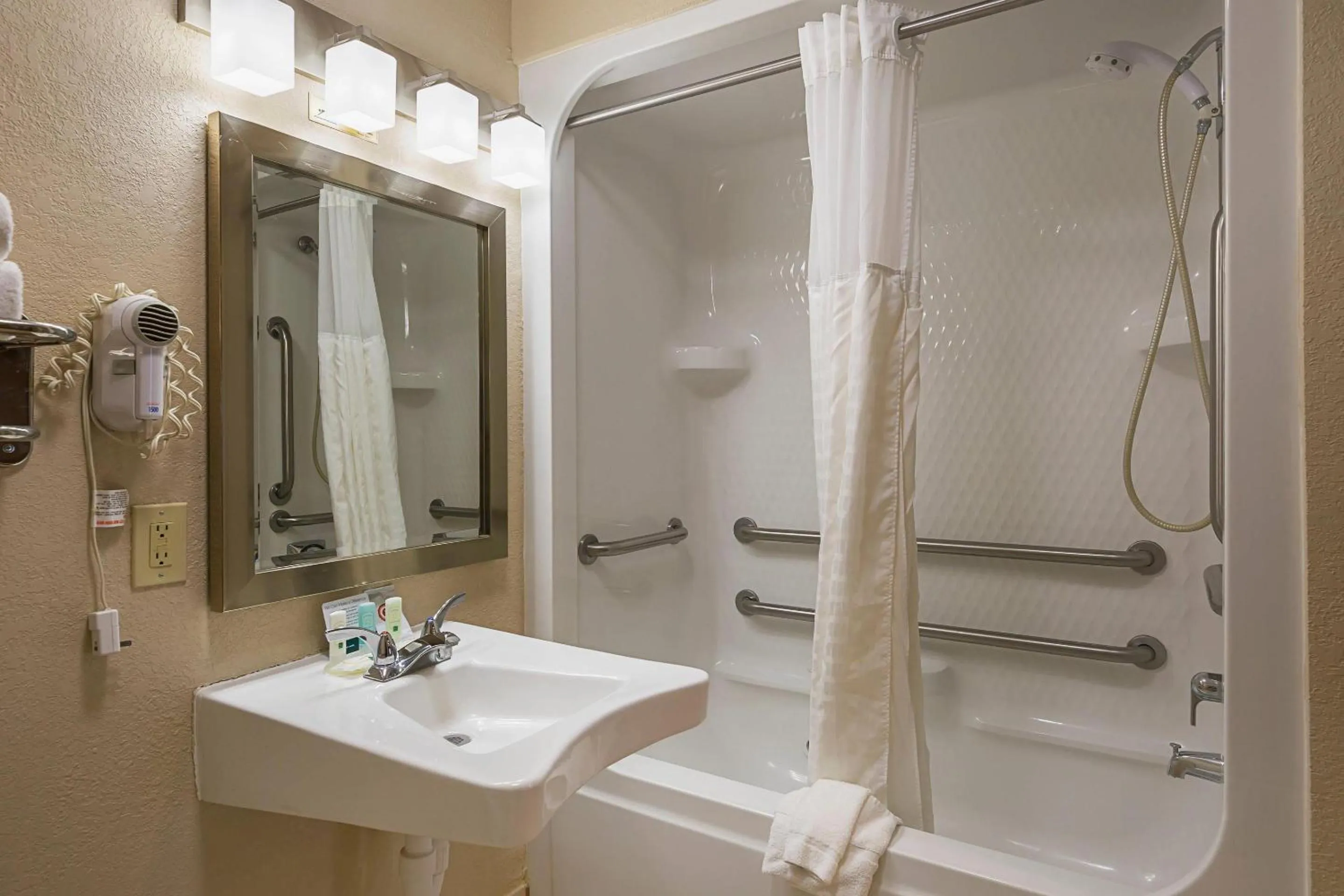 Bedroom in Quality Inn Waverly