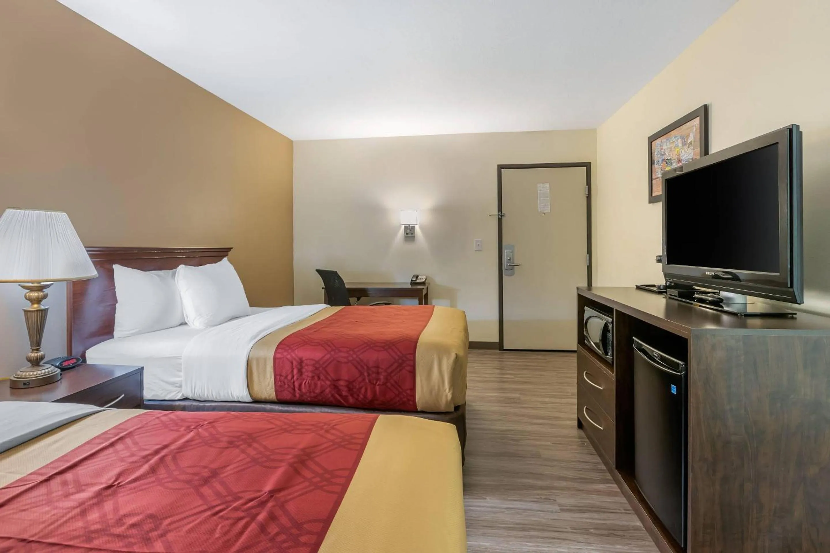 Bedroom, Bed in Econo Lodge Inn & Suites Des Moines Fairgrounds Area