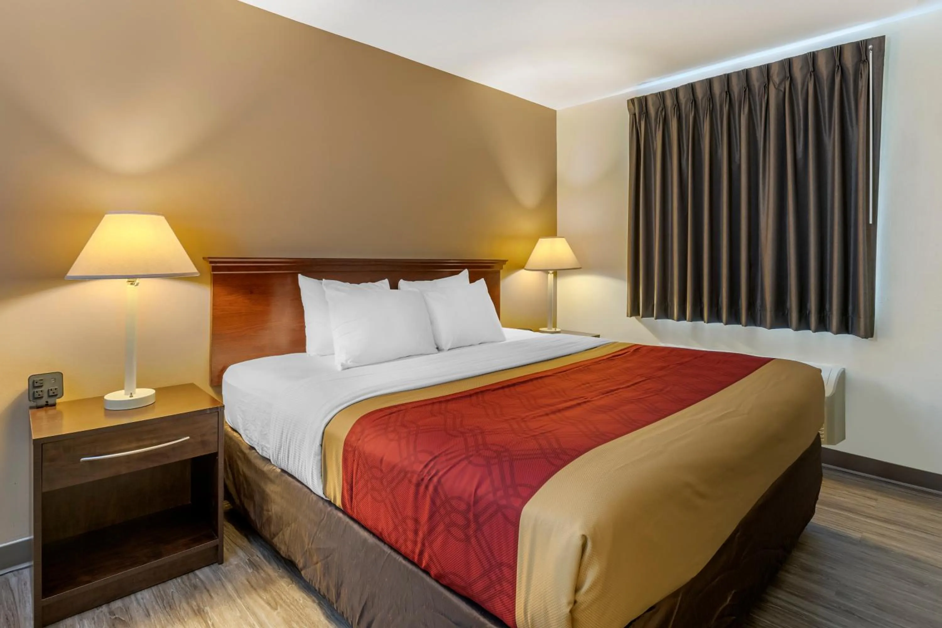 Bed in Econo Lodge Inn & Suites Des Moines Fairgrounds Area
