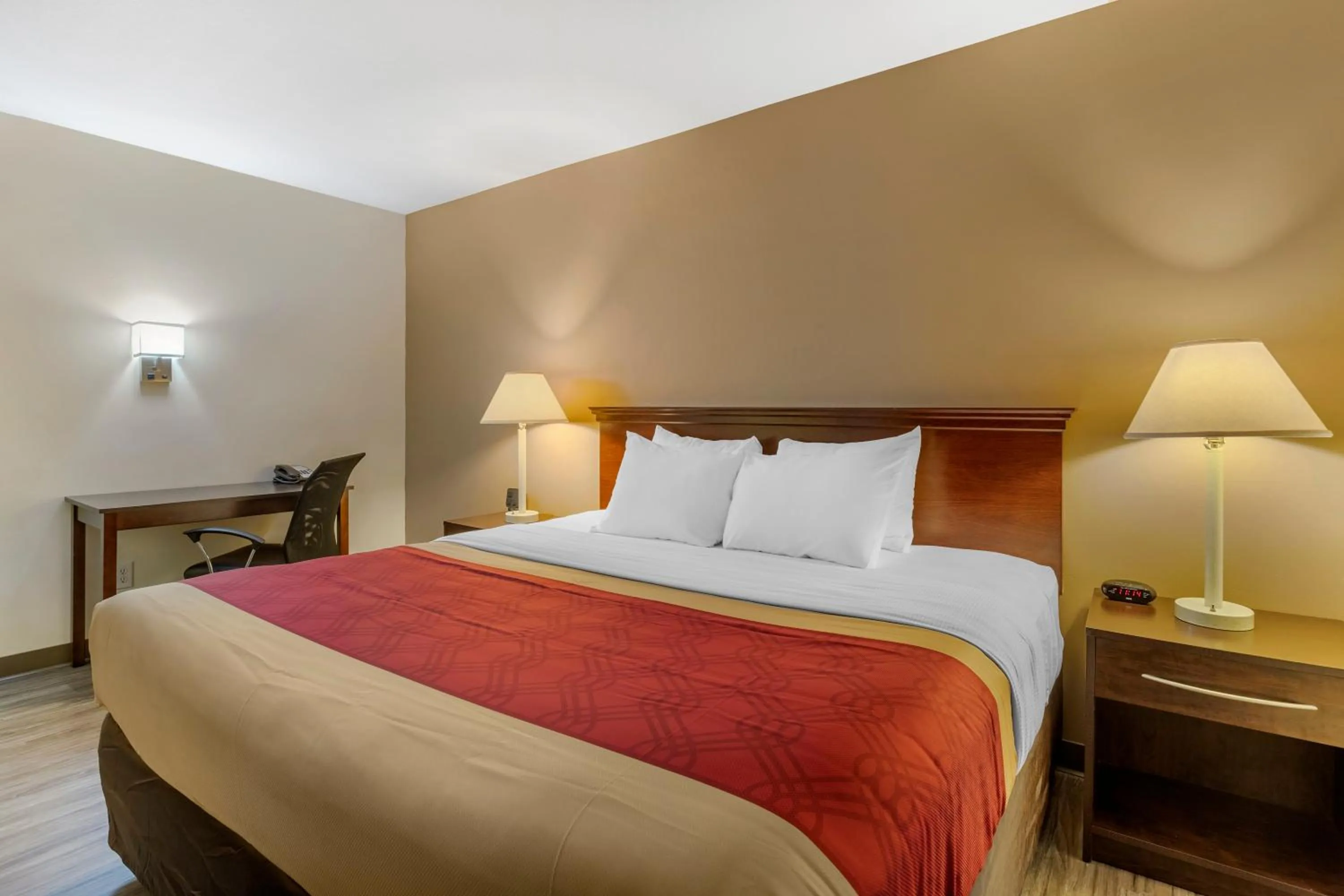 Bed in Econo Lodge Inn & Suites Des Moines Fairgrounds Area