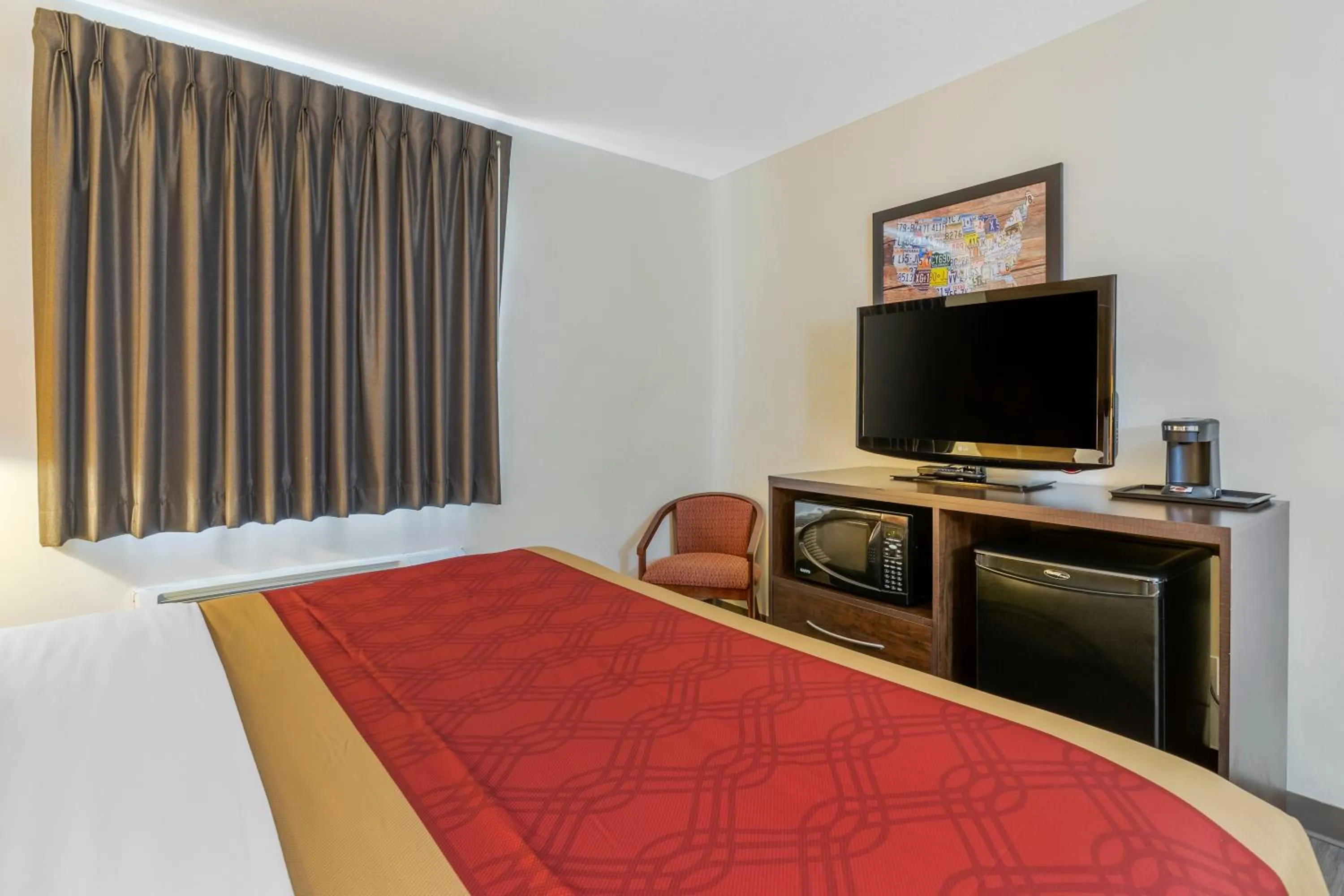 Bed in Econo Lodge Inn & Suites Des Moines Fairgrounds Area