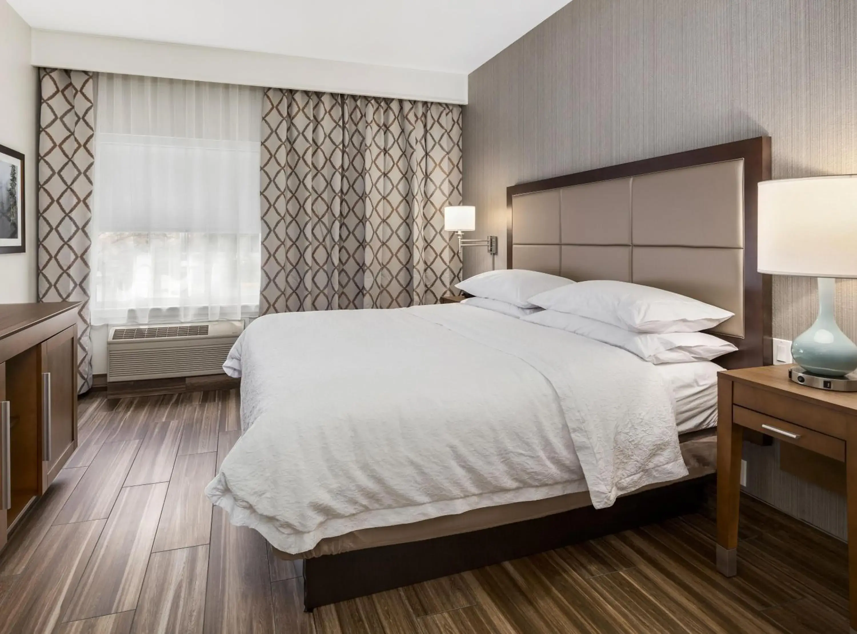 Deluxe King Suite - Non-Smoking in Hampton Inn & Suites Seattle North/Lynnwood Deluxe King Suite - Non-Smoking in Hampton Inn & Suites Seattle North/Lynnwood