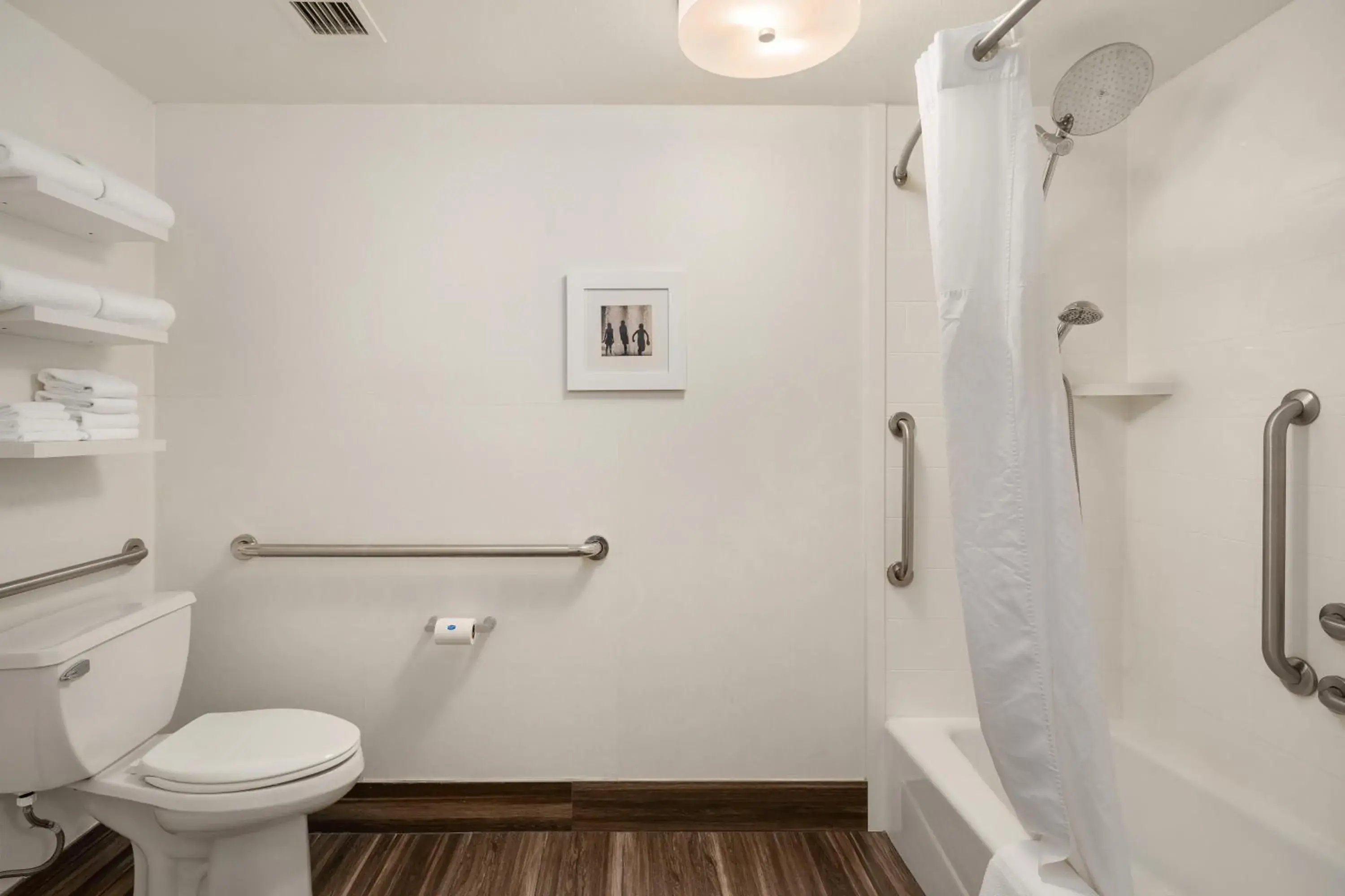 King Room with Accessible Tub - Mobility and Hearing Access/Non-Smoking in Hampton Inn & Suites Seattle North/Lynnwood King Room with Accessible Tub - Mobility and Hearing Access/Non-Smoking in Hampton Inn & Suites Seattle North/Lynnwood