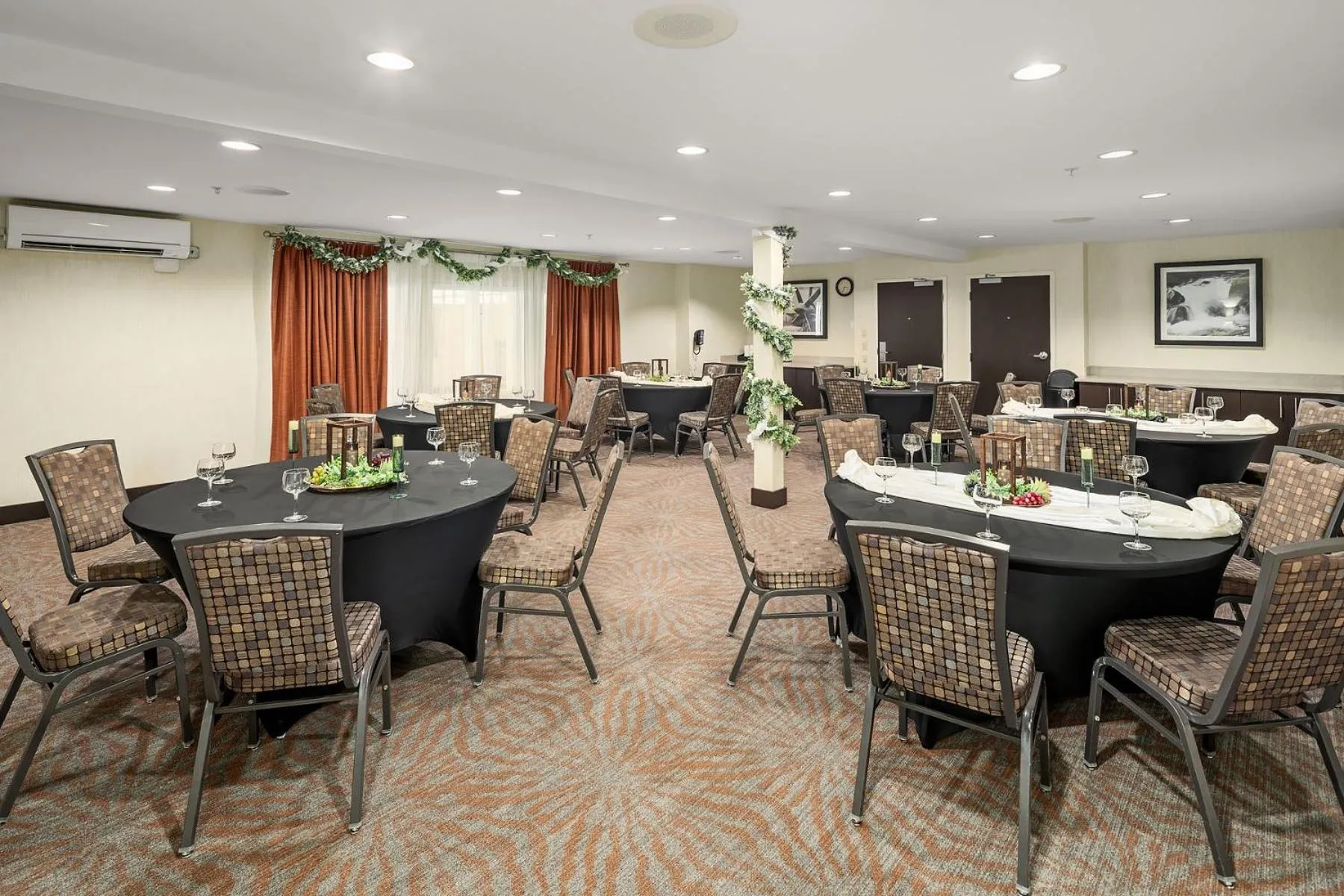 Meeting/conference room in Hampton Inn & Suites Seattle North/Lynnwood