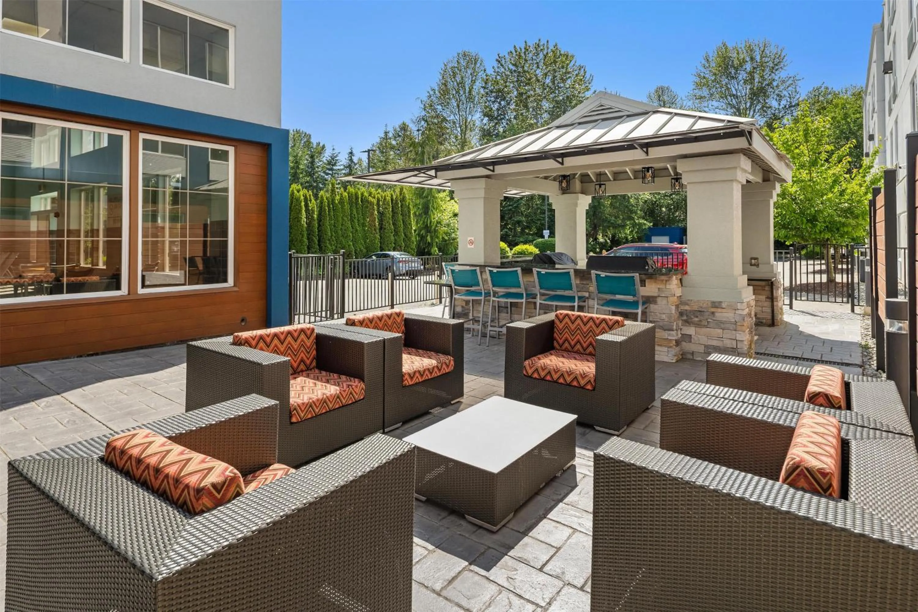 Patio in Hampton Inn & Suites Seattle North/Lynnwood
