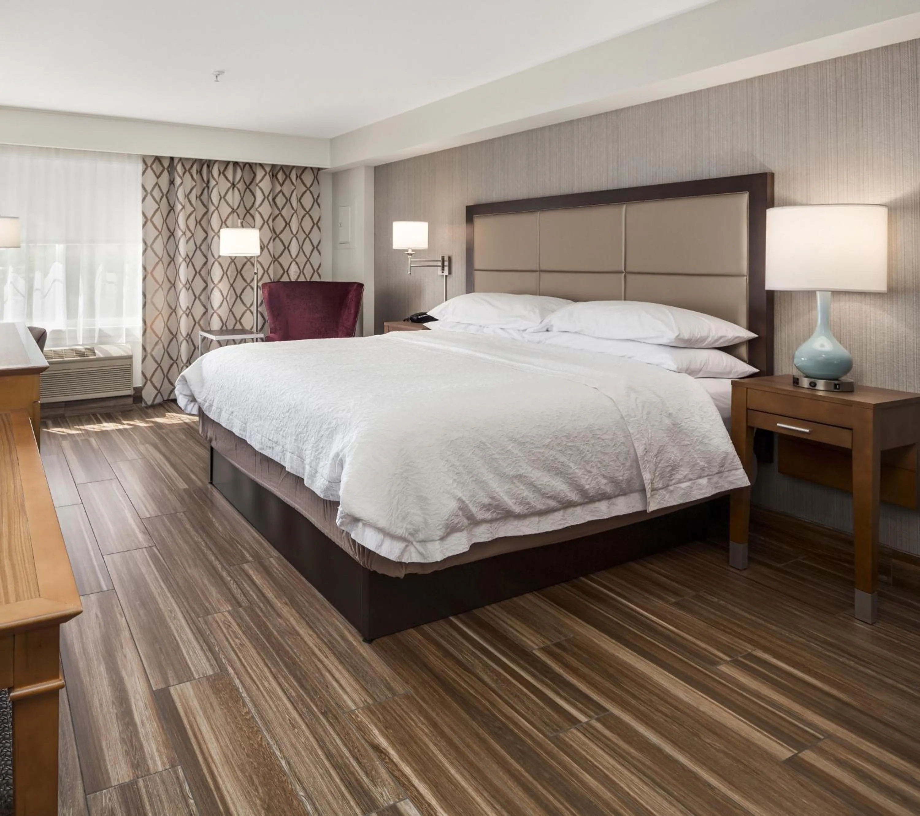 Bed in Hampton Inn & Suites Seattle North/Lynnwood