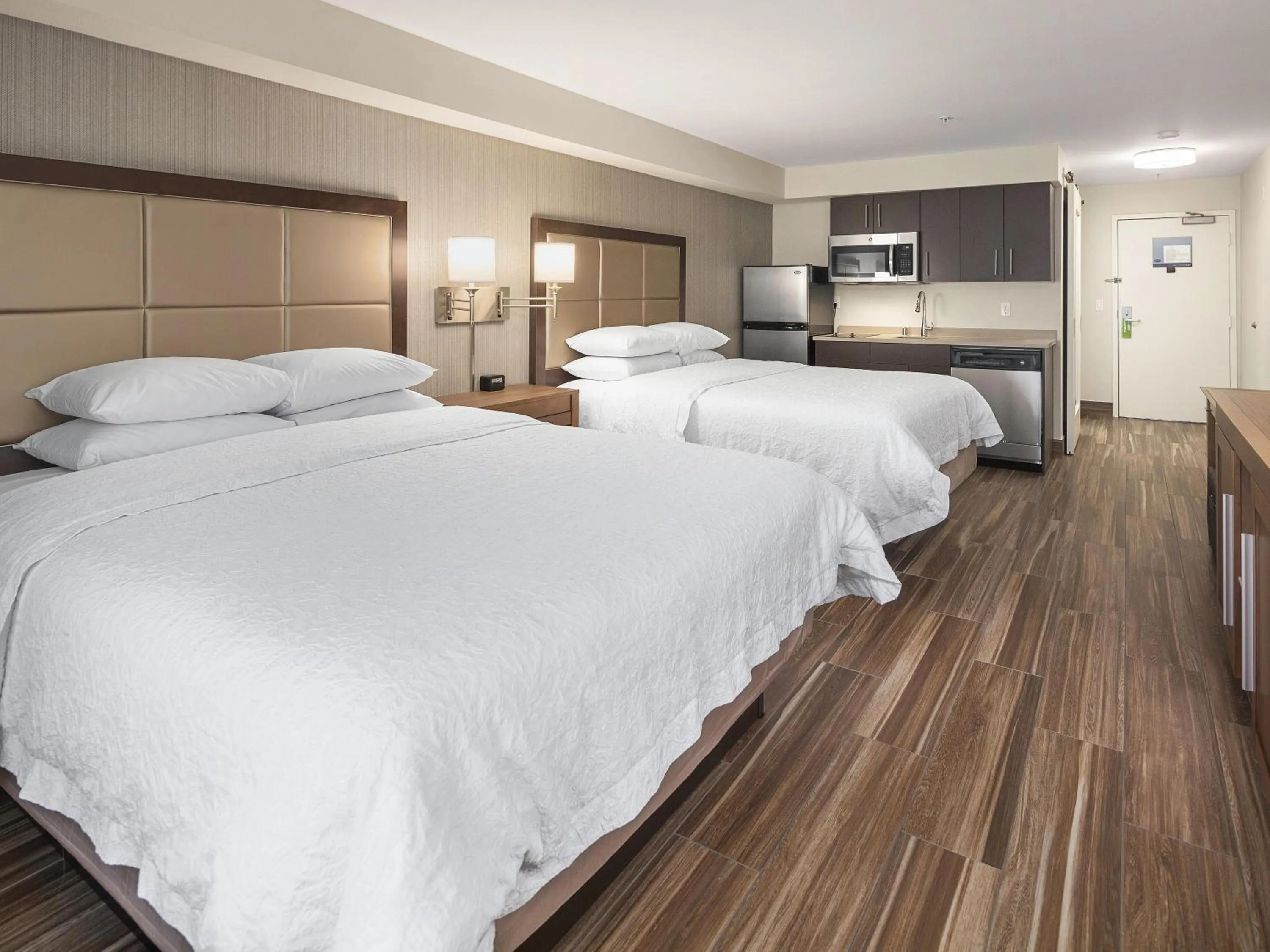 Kitchen or kitchenette, Bed in Hampton Inn & Suites Seattle North/Lynnwood