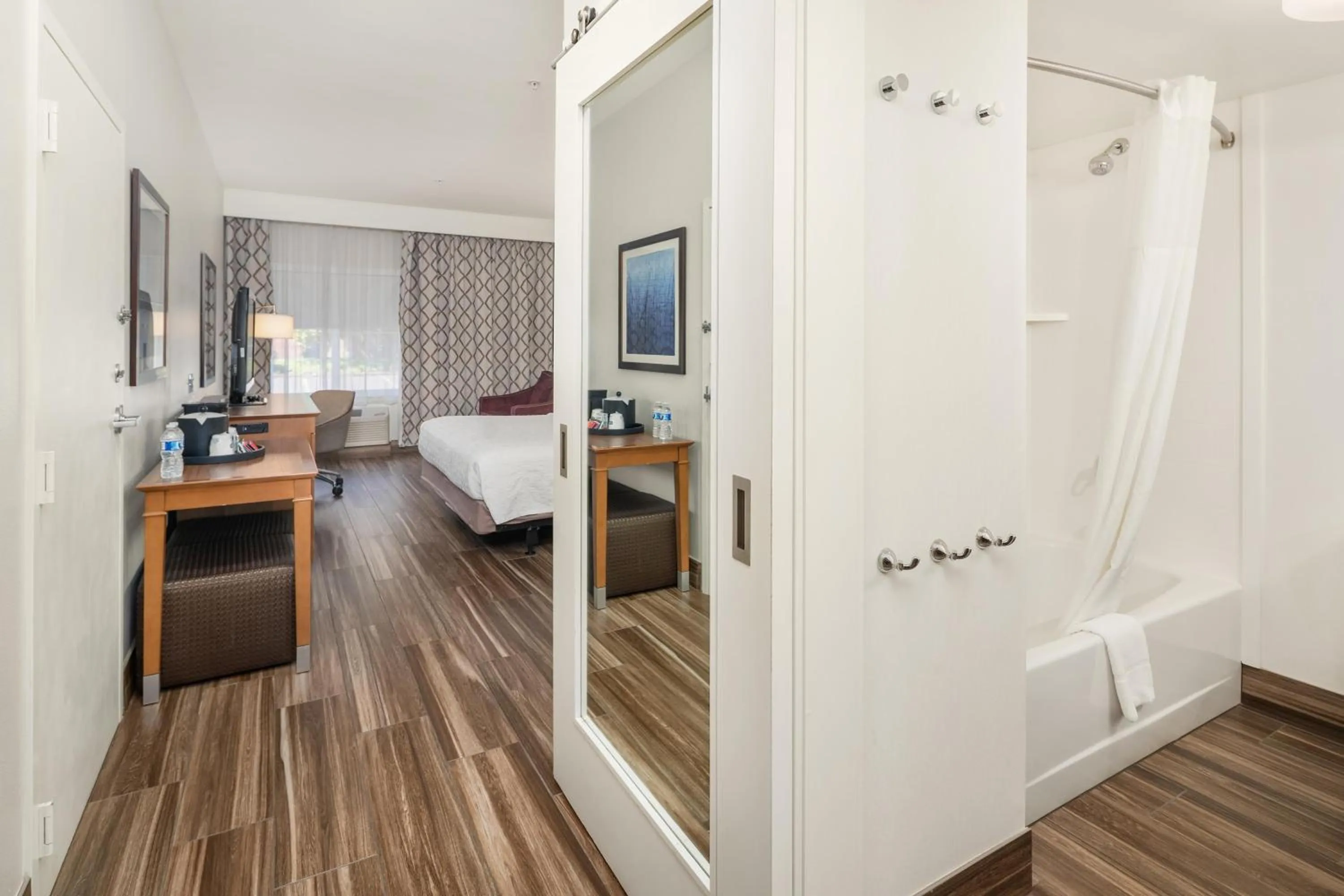 Bathroom, Bed in Hampton Inn & Suites Seattle North/Lynnwood