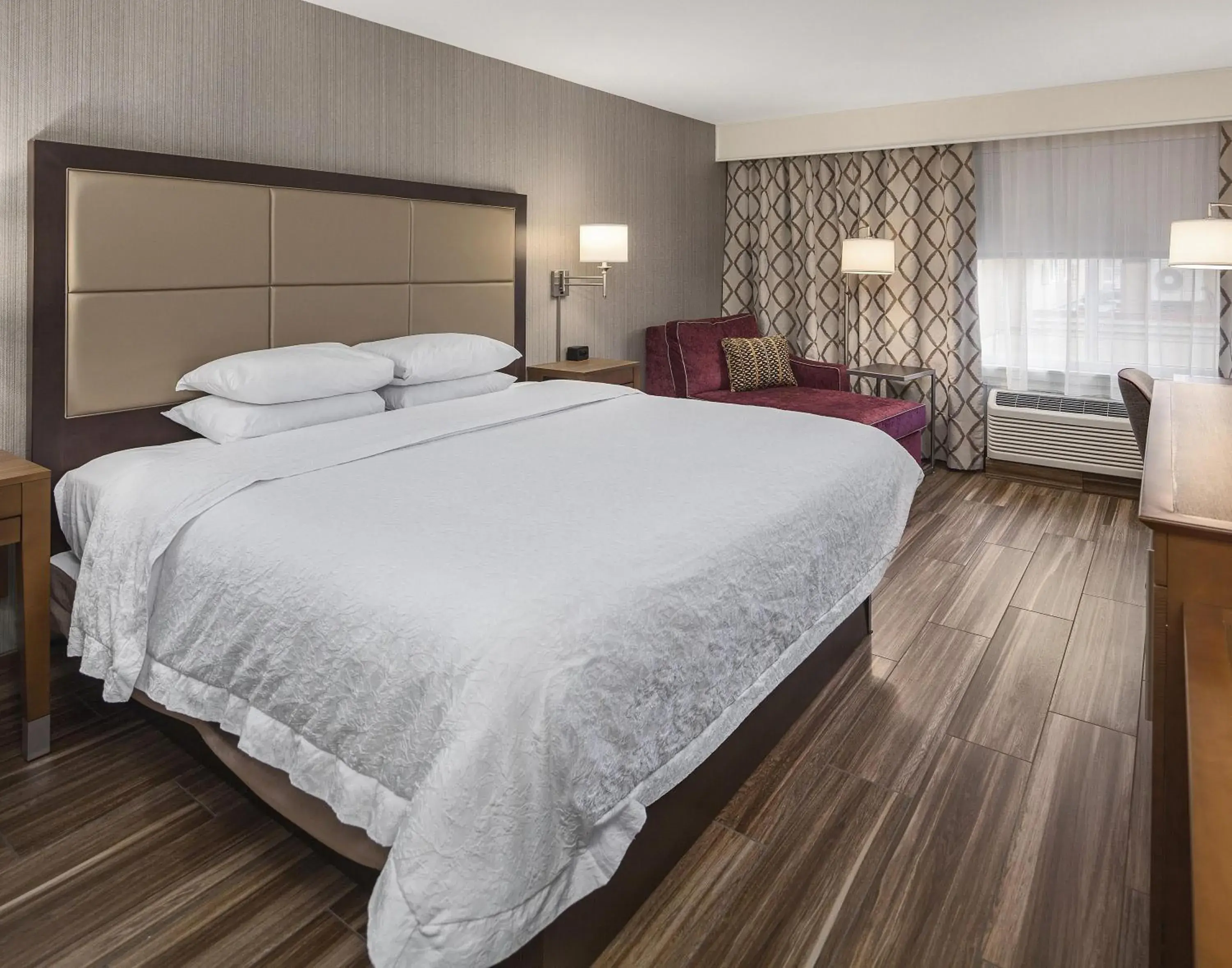 King Room with King Bed - Non-Smoking in Hampton Inn & Suites Seattle North/Lynnwood King Room with King Bed - Non-Smoking in Hampton Inn & Suites Seattle North/Lynnwood