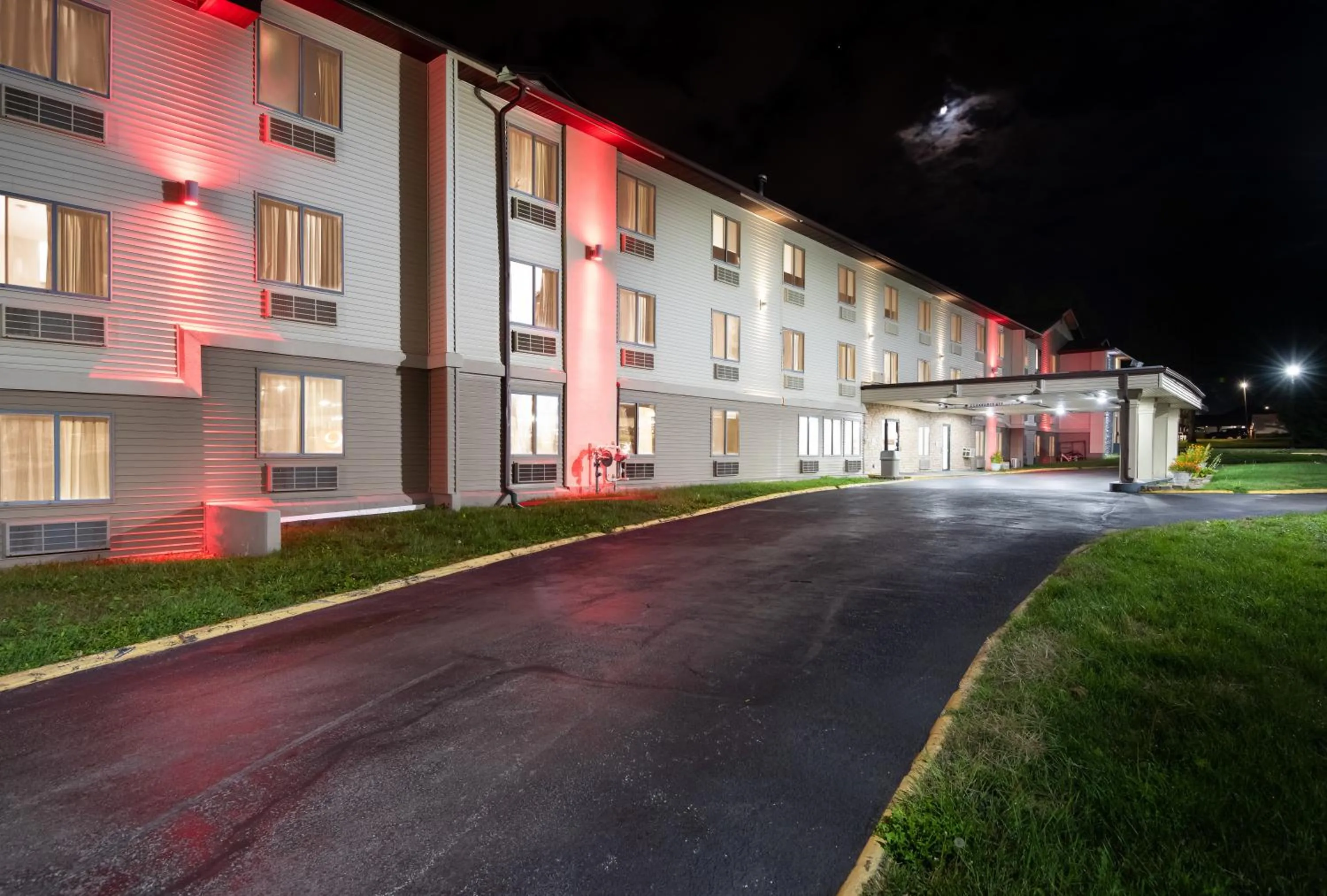 Property building in Econo Lodge Inn & Suites Des Moines