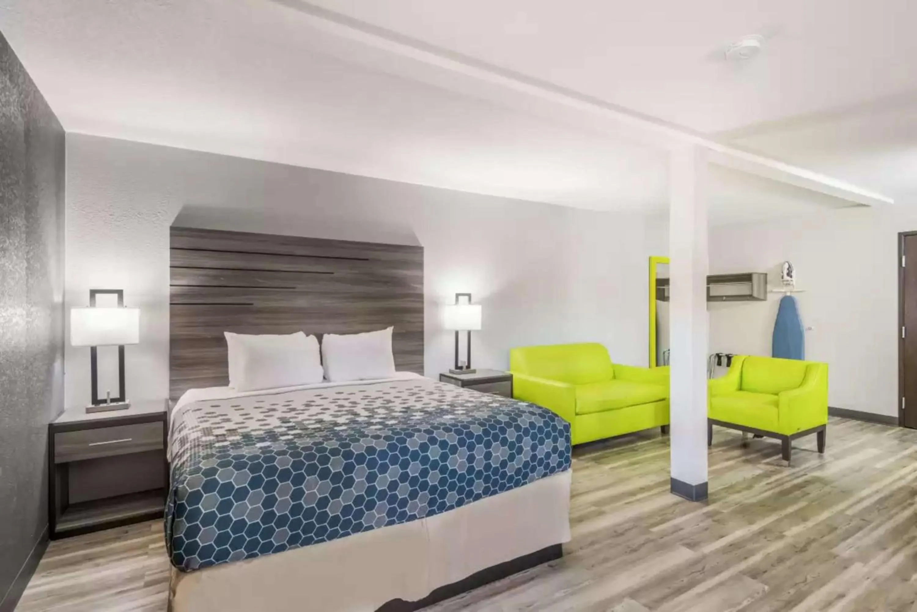 Bedroom, Bed in Sonesta Essential Des Moines