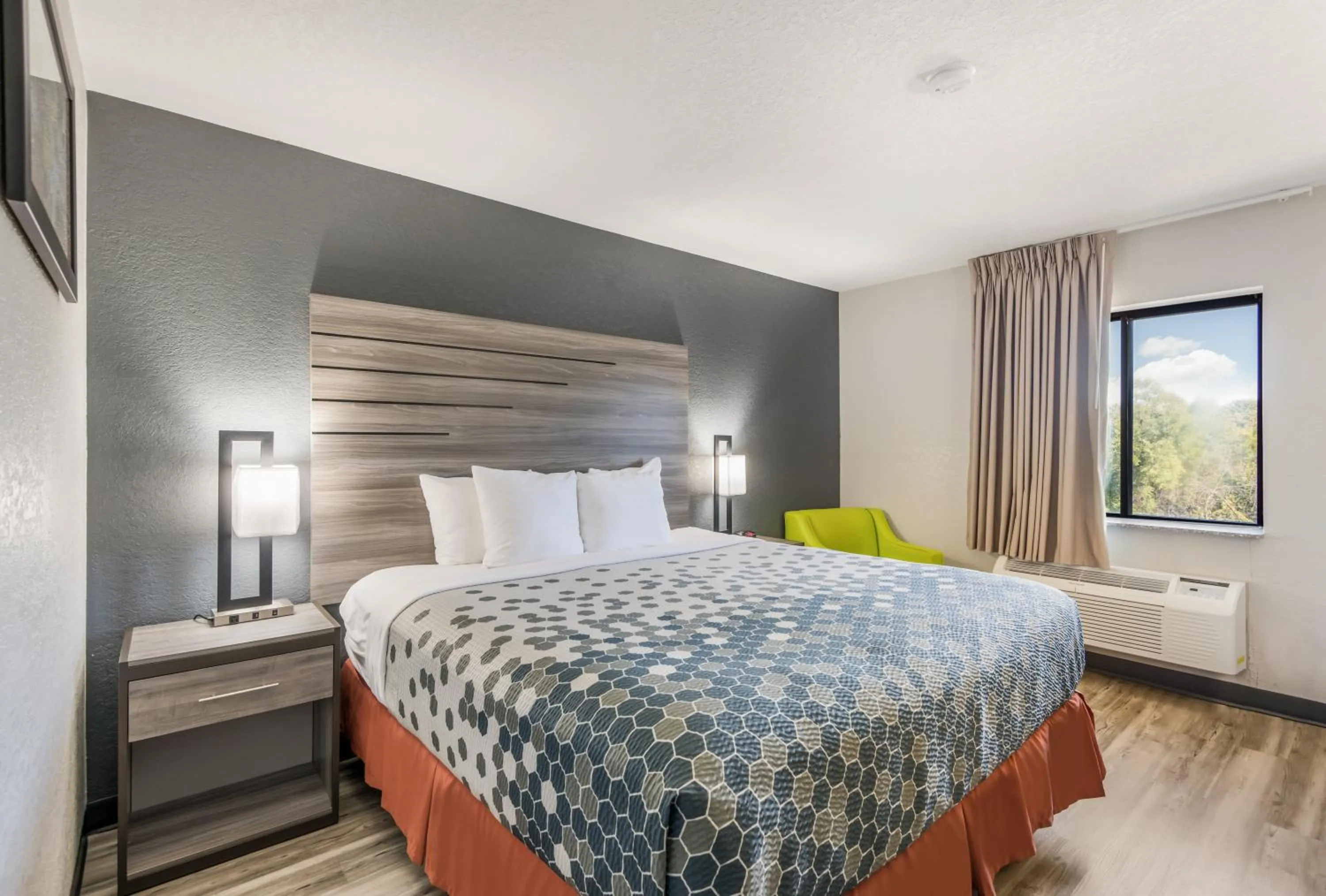 Bed in Econo Lodge Inn & Suites Des Moines