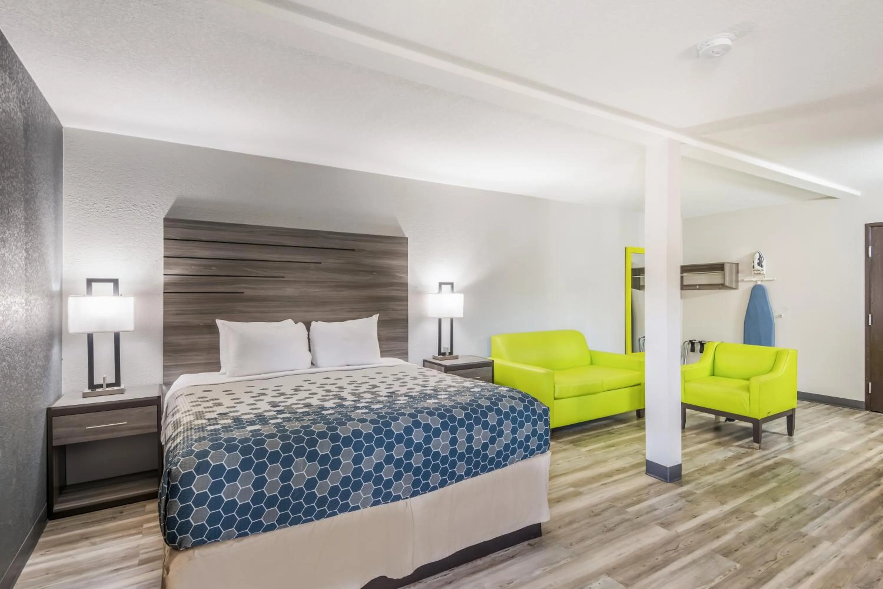 Bed in Econo Lodge Inn & Suites Des Moines