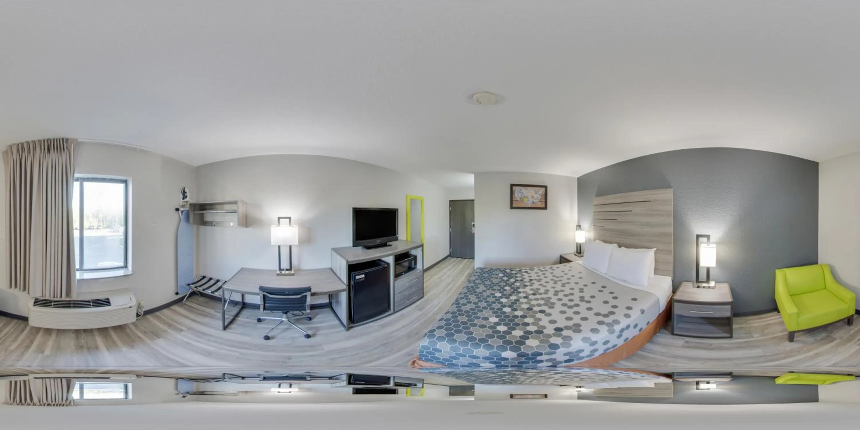 Bed in Econo Lodge Inn & Suites Des Moines