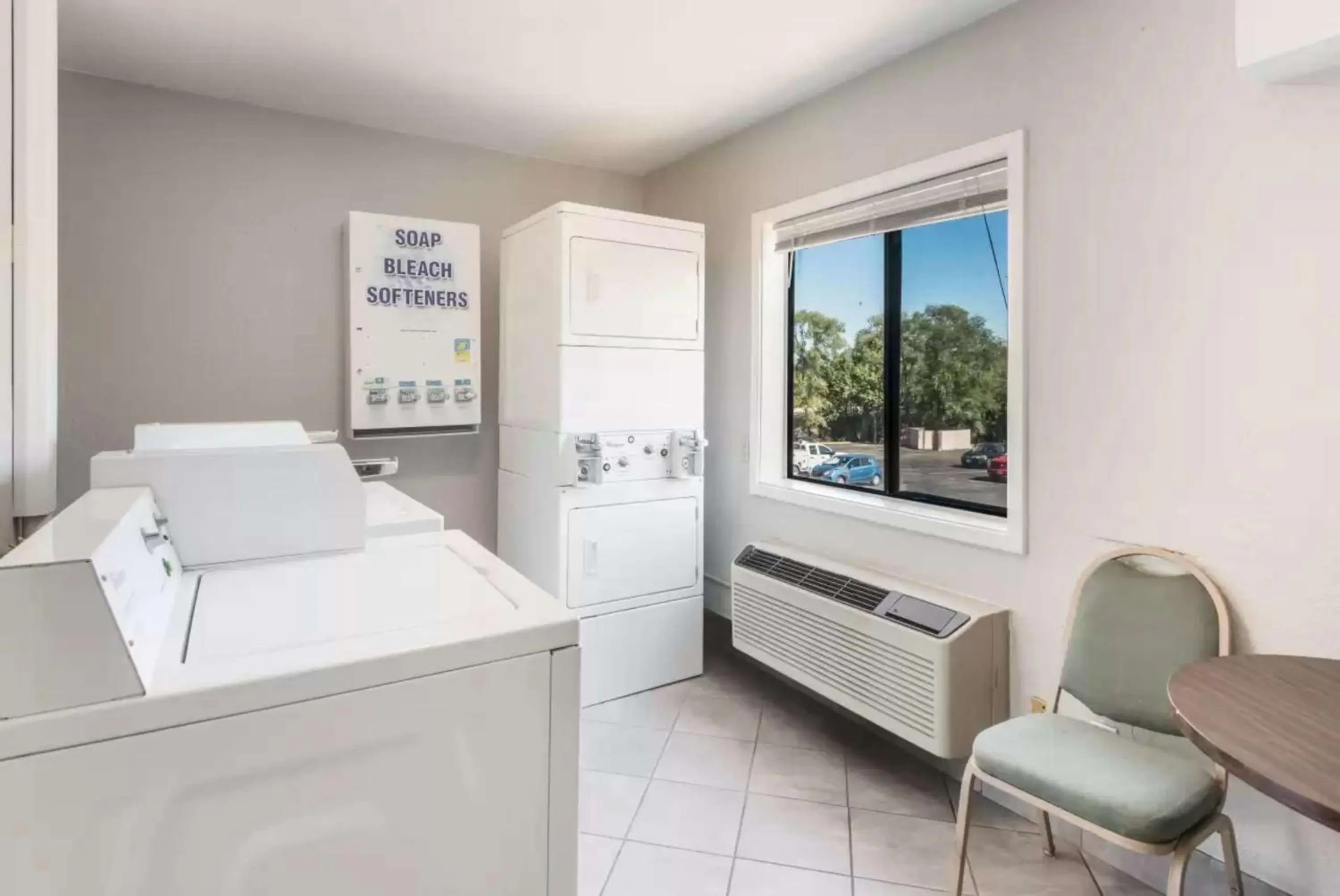 Property building, Bed in Sonesta Essential Des Moines