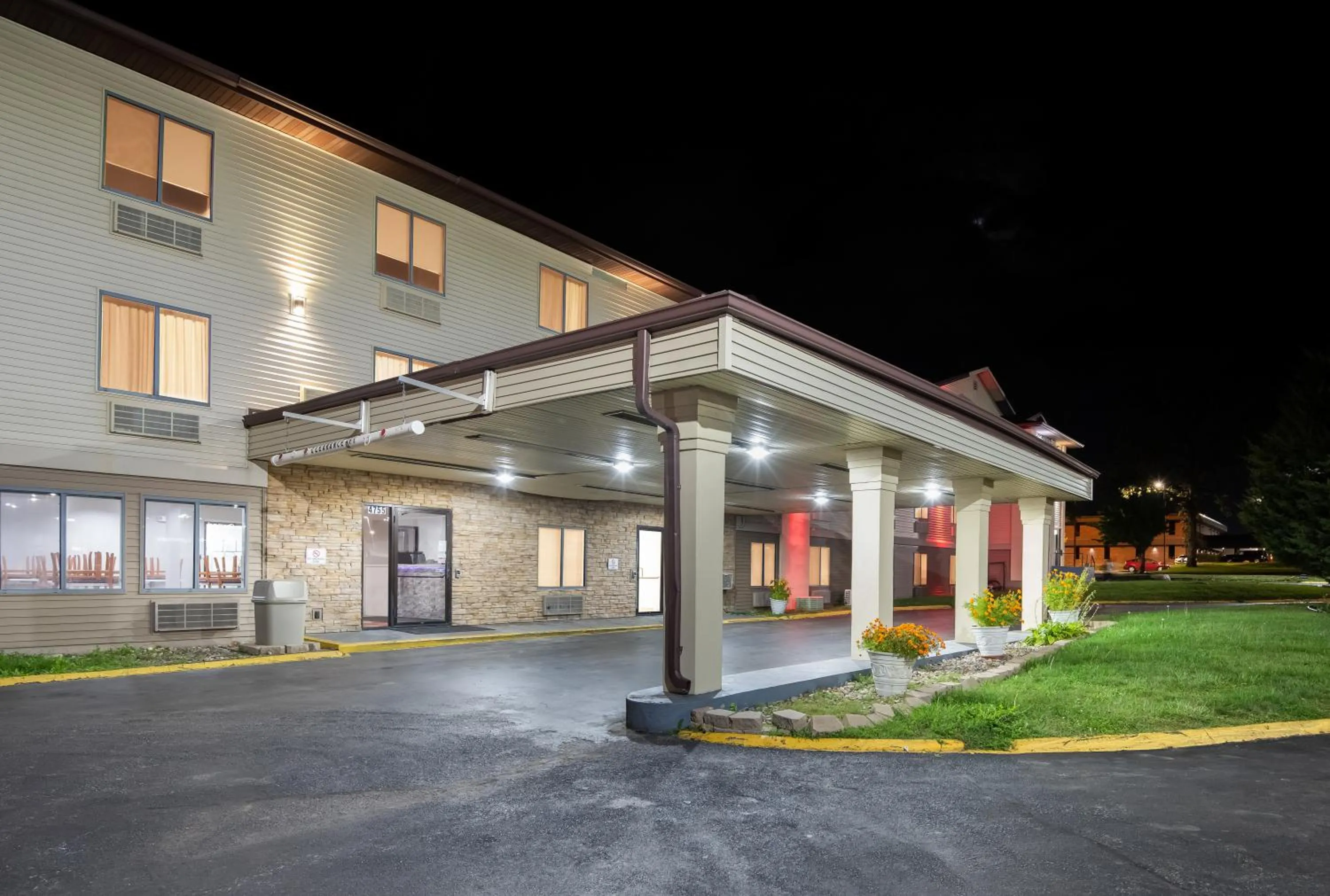 Property building in Econo Lodge Inn & Suites Des Moines
