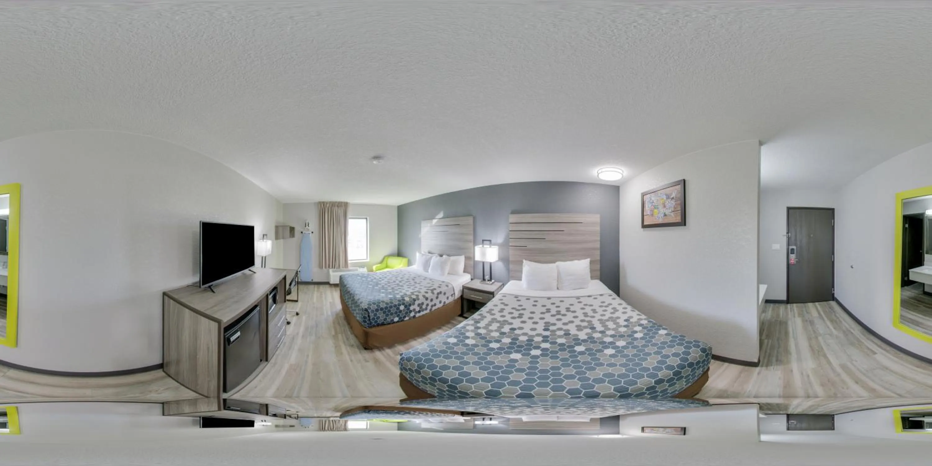 Bed in Econo Lodge Inn & Suites Des Moines