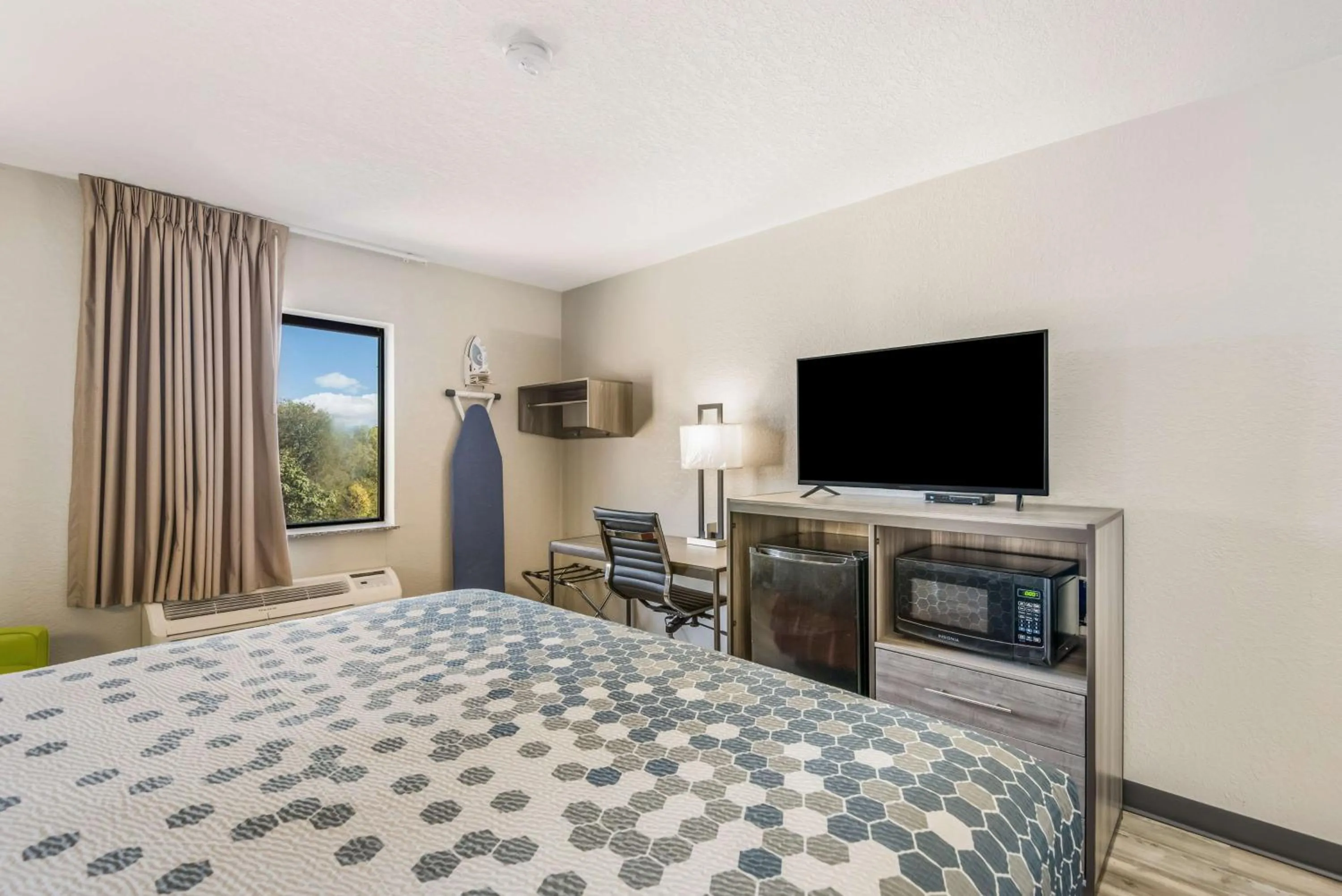 Bedroom, Bed in Econo Lodge Inn & Suites Des Moines