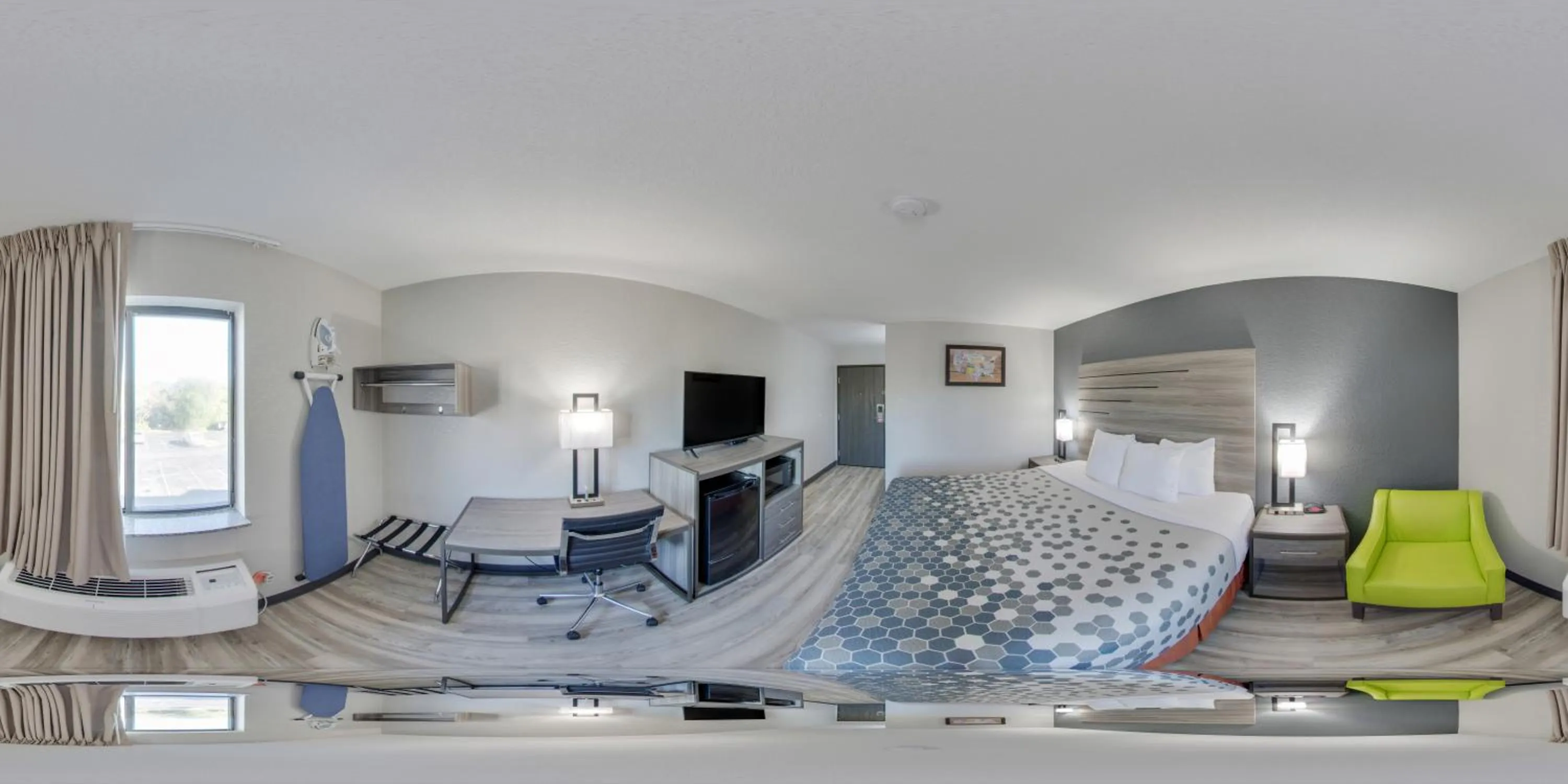 Bed in Econo Lodge Inn & Suites Des Moines