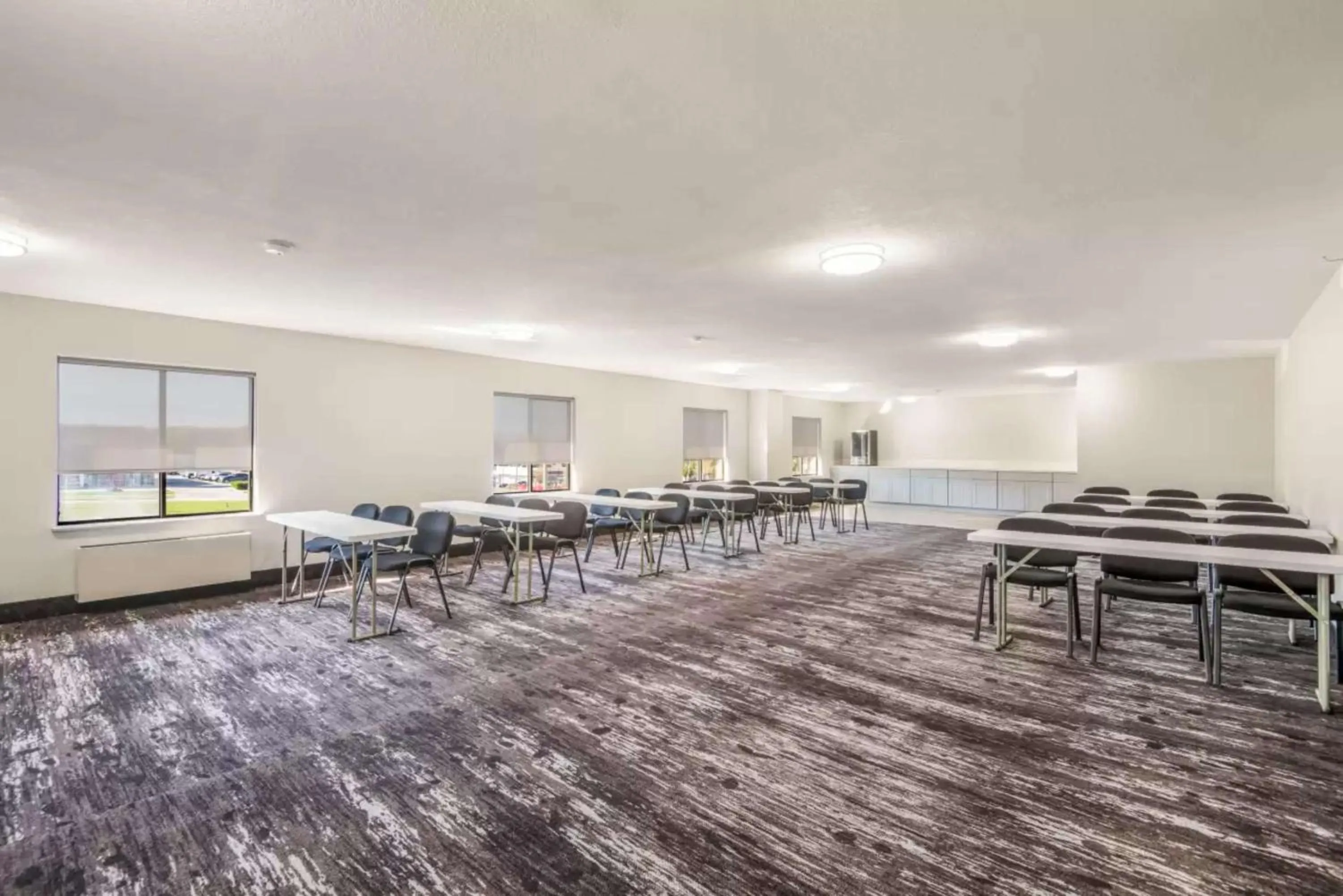 Meeting/conference room in Econo Lodge Inn & Suites Des Moines