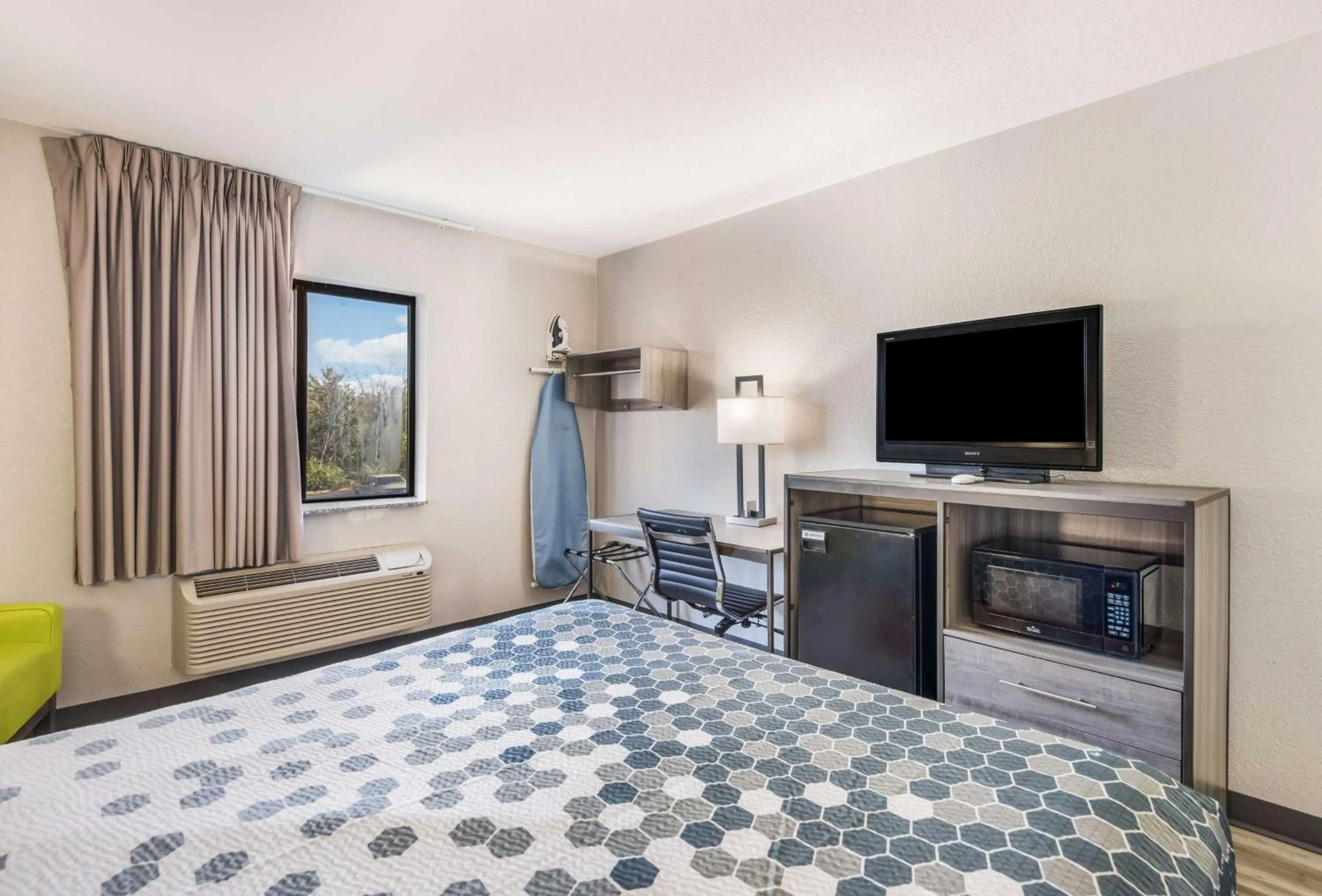 Bedroom, Bed in Econo Lodge Inn & Suites Des Moines